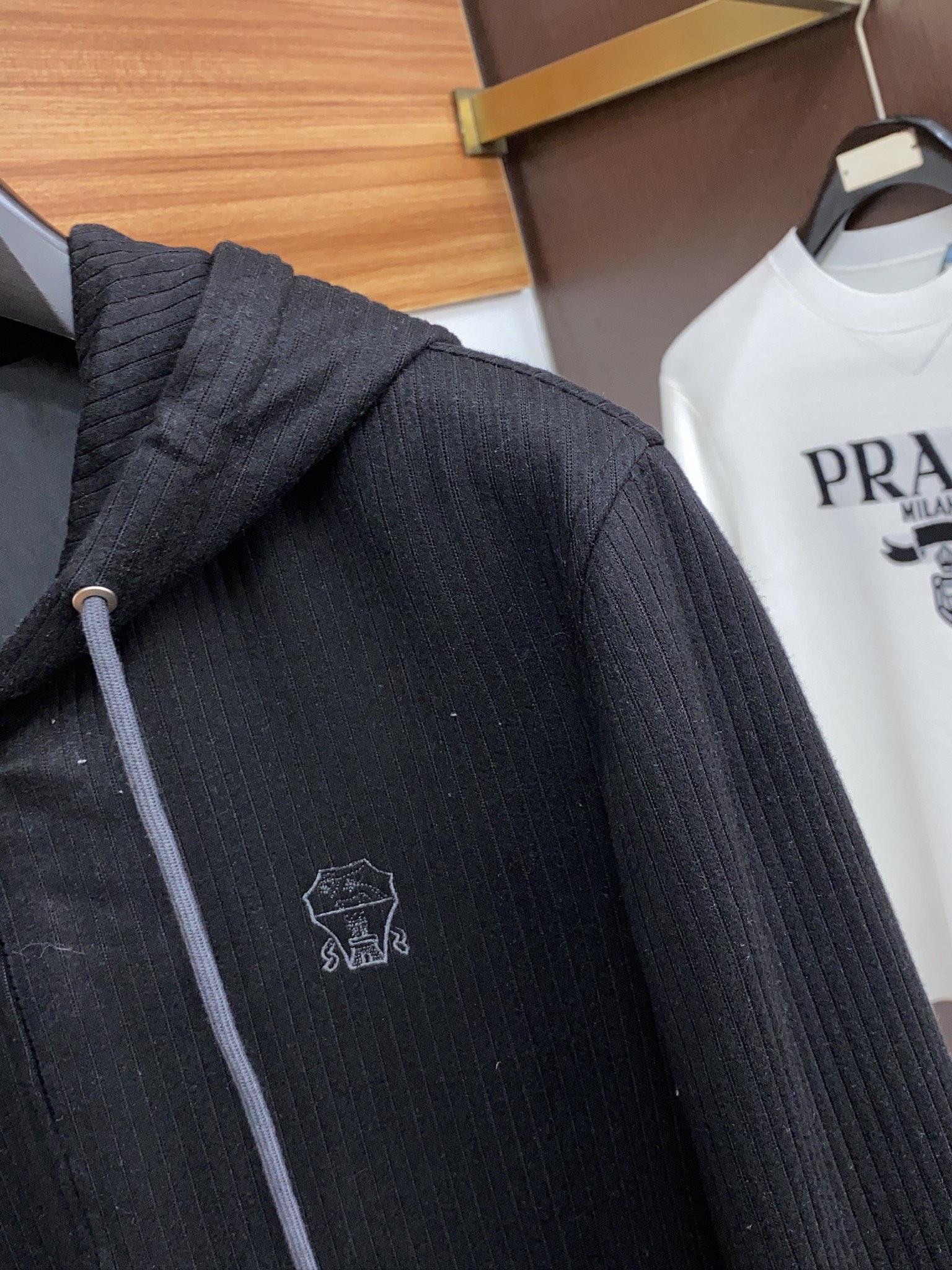 精品套装 新款连帽开衫夹克卫衣外套。柜子最新款。采用定制原版面料，立挺抗皱有型，上身效果👍；连帽拼色设计