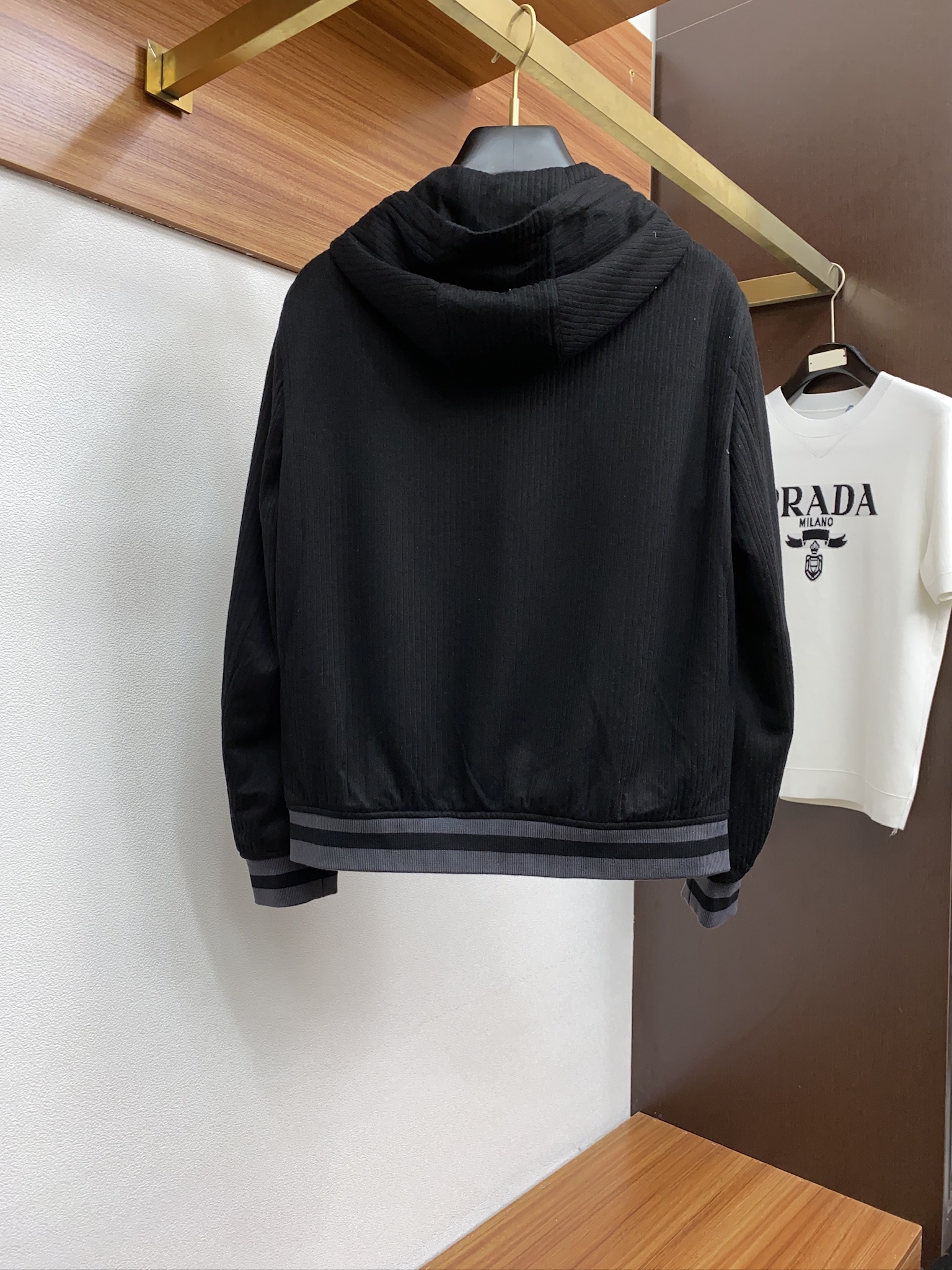 精品套装 新款连帽开衫夹克卫衣外套。柜子最新款。采用定制原版面料，立挺抗皱有型，上身效果👍；连帽拼色设计