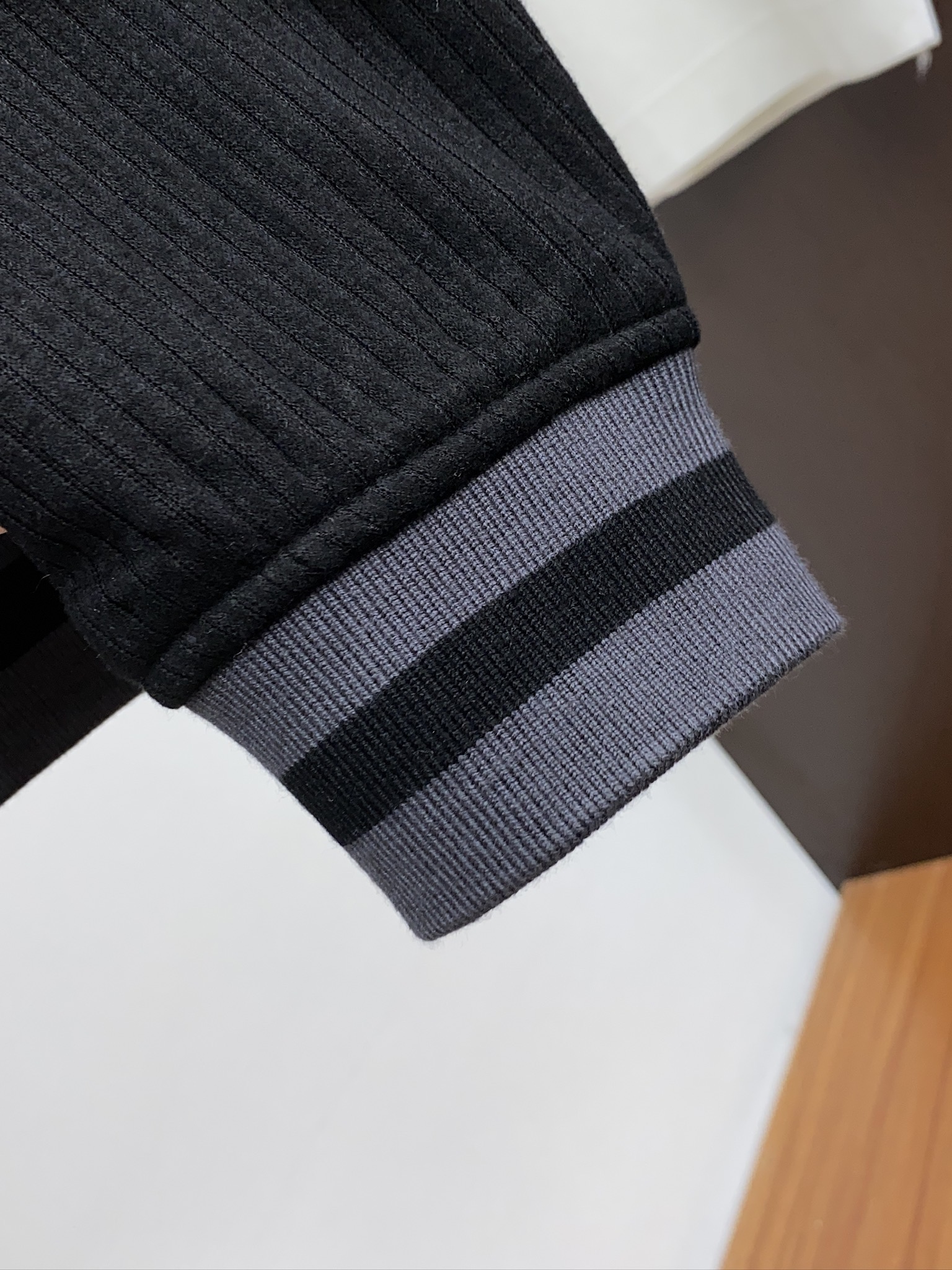 精品套装 新款连帽开衫夹克卫衣外套。柜子最新款。采用定制原版面料，立挺抗皱有型，上身效果👍；连帽拼色设计