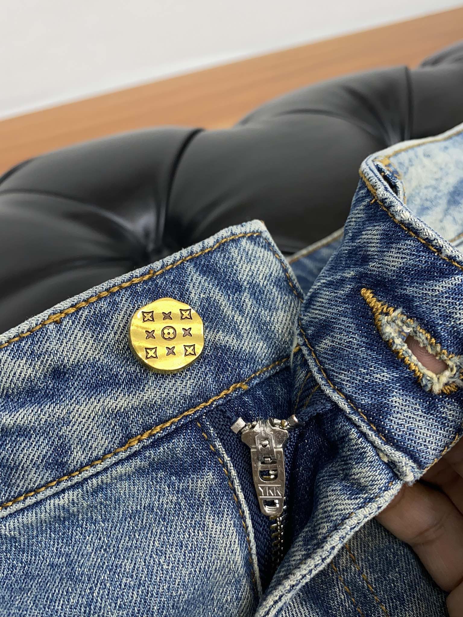  1v 路易威登 秋冬新款牛仔裤 市场独家订制牛仔面料 稀缺面料 超级舒服 工艺复杂牛仔裤 针织牛从做旧