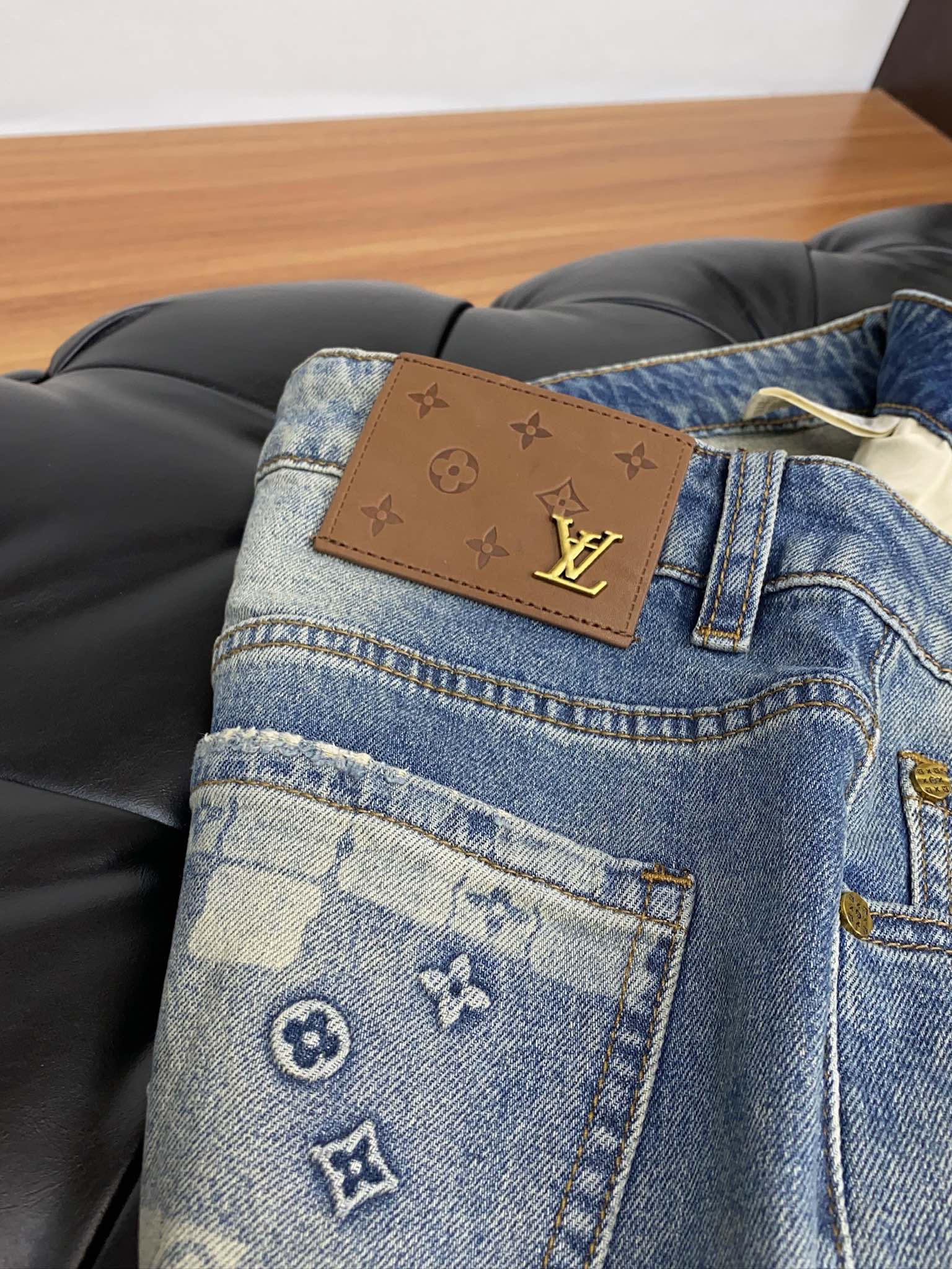  1v 路易威登 秋冬新款牛仔裤 市场独家订制牛仔面料 稀缺面料 超级舒服 工艺复杂牛仔裤 针织牛从做旧