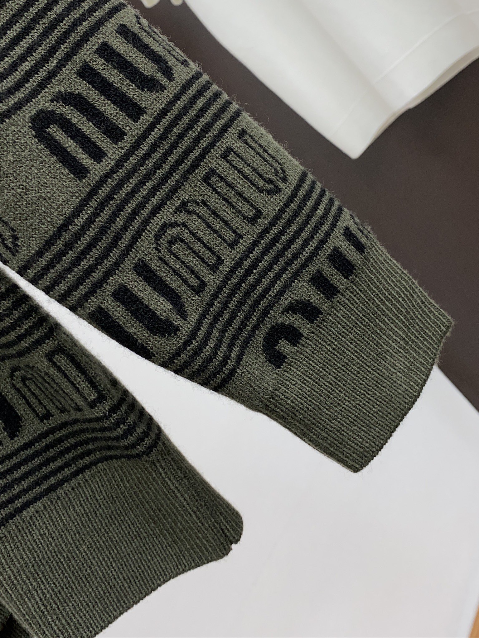 缪缪 2025秋冬新款百分百羊毛毛衣 简约百搭款精致工艺定制加厚羊毛面料 顶级元素融合打造，潮男时尚，无