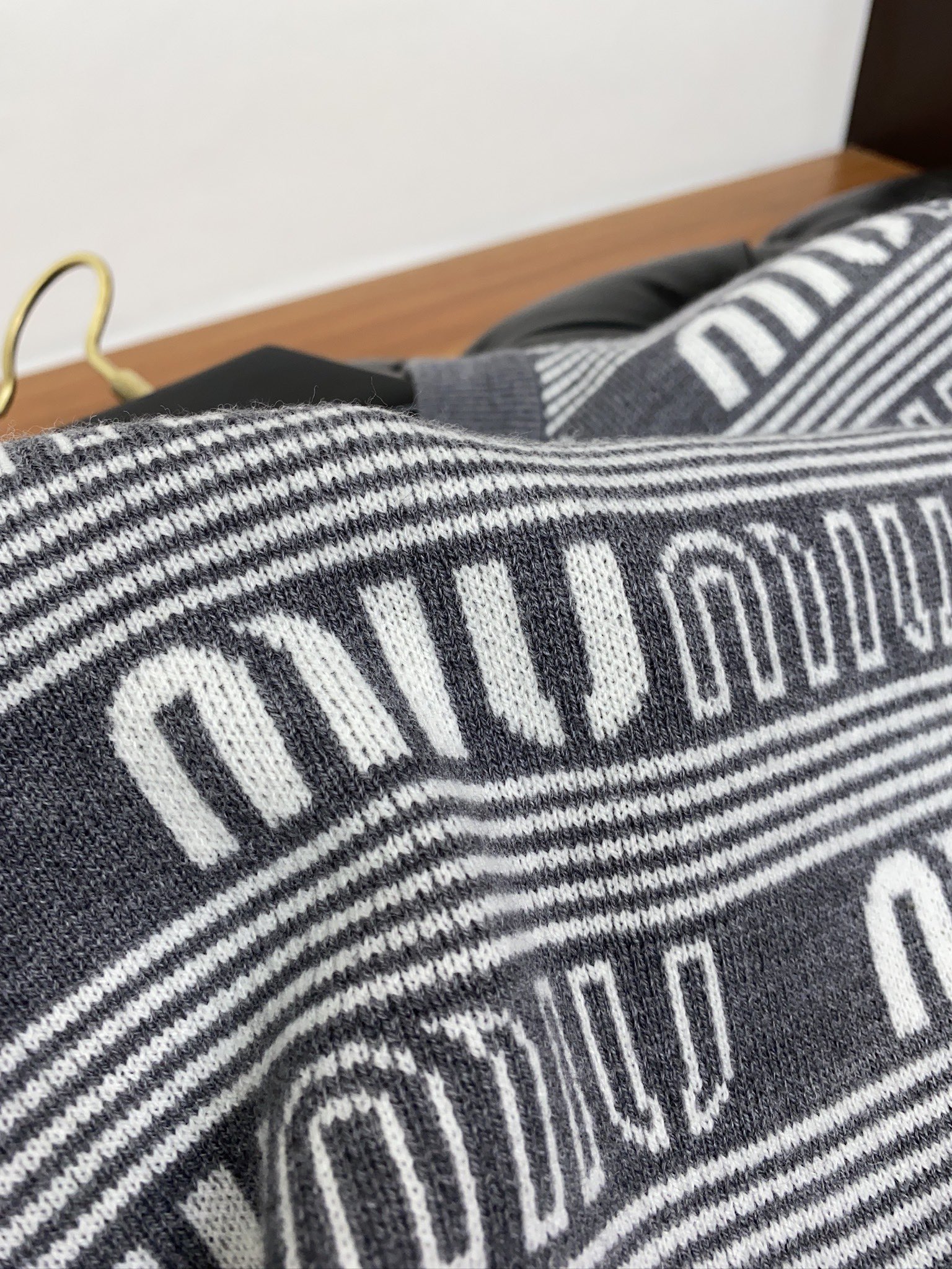 缪缪 2025秋冬新款百分百羊毛毛衣 简约百搭款精致工艺定制加厚羊毛面料 顶级元素融合打造，潮男时尚，无