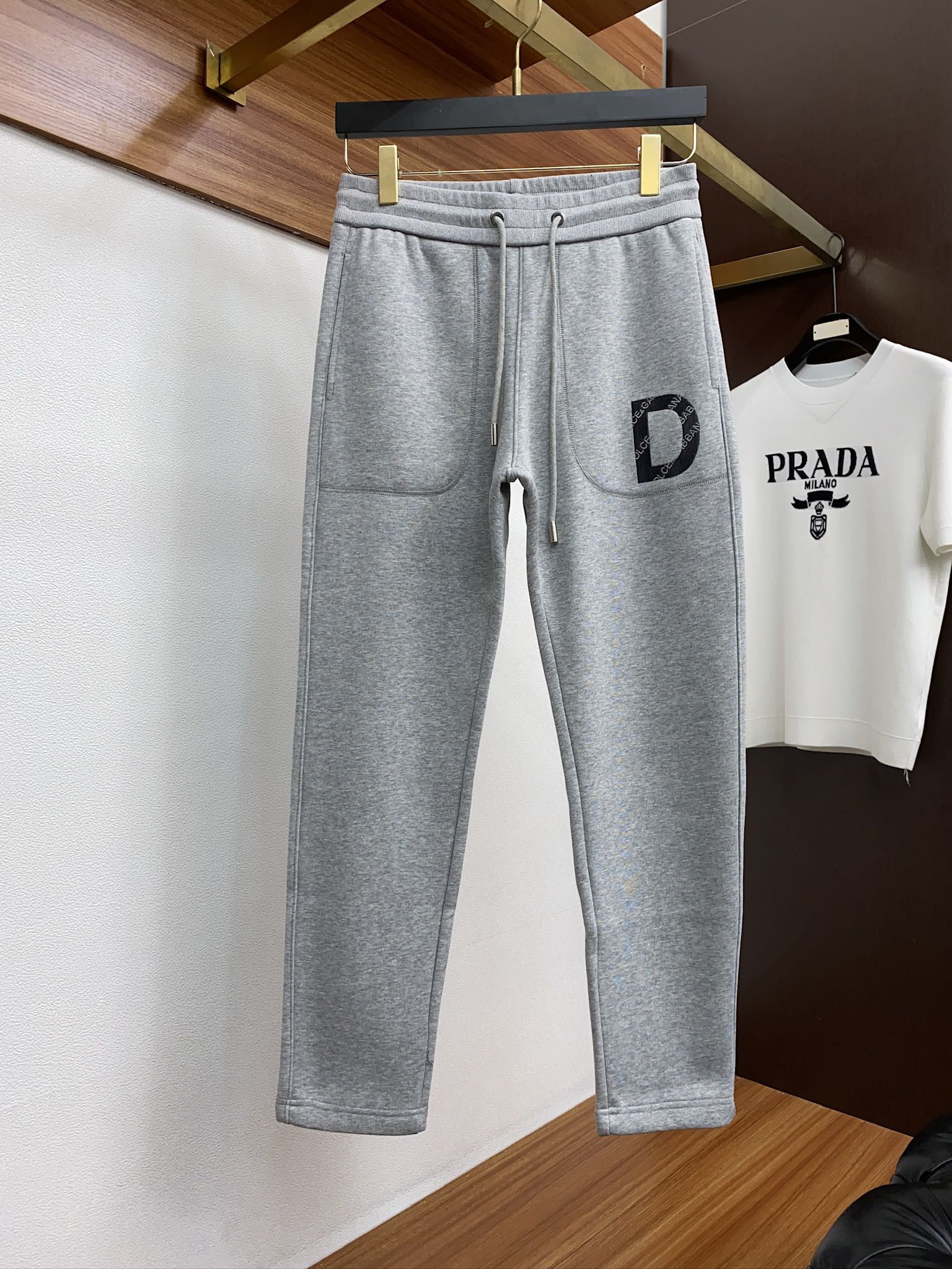 DG 2024秋冬休闲运动裤 客供纯棉面料，面料底部复合加绒 面料加厚保暖性强，不易皱，垂度好，质感很赞