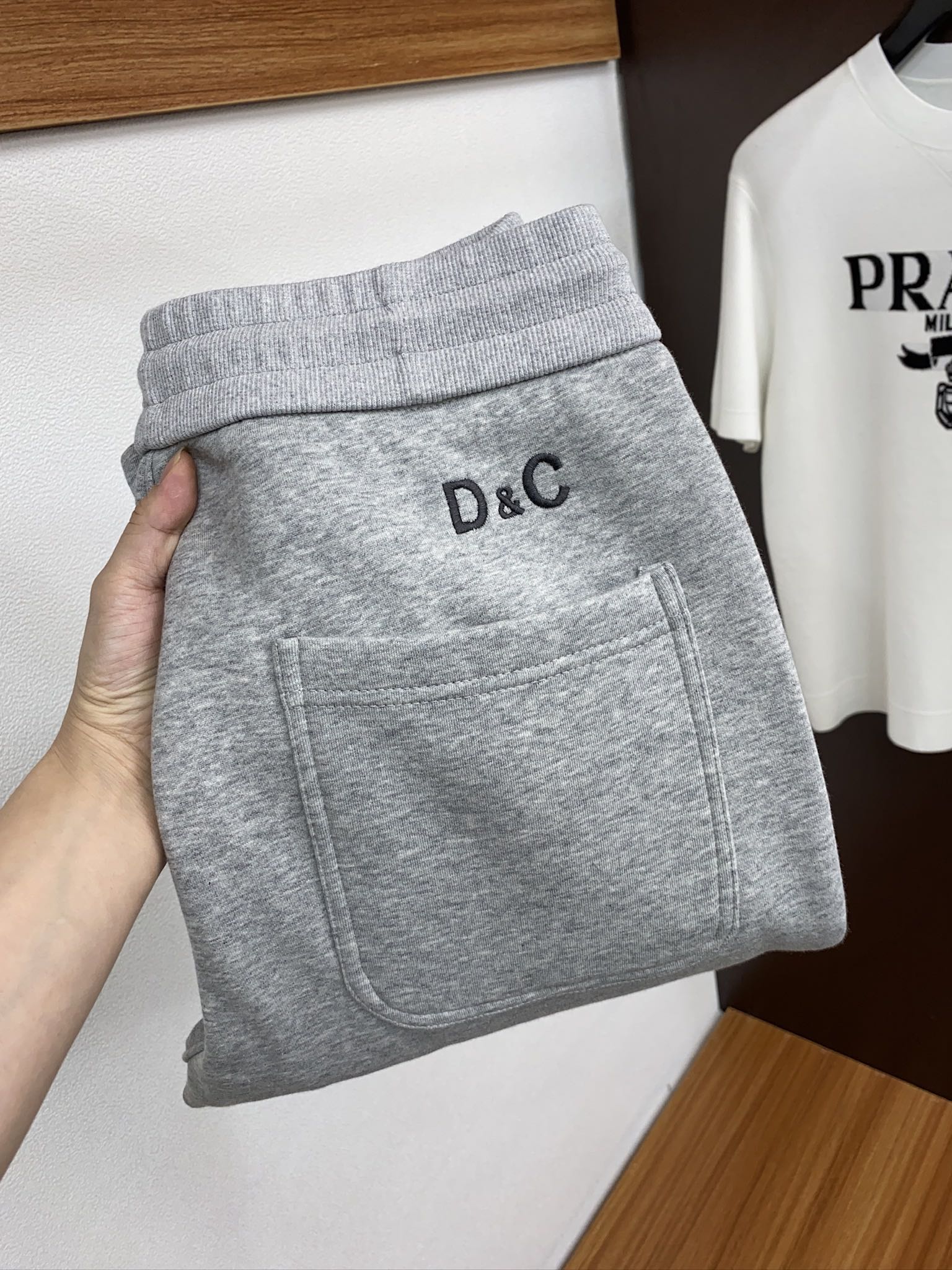 DG 2024秋冬休闲运动裤 客供纯棉面料，面料底部复合加绒 面料加厚保暖性强，不易皱，垂度好，质感很赞