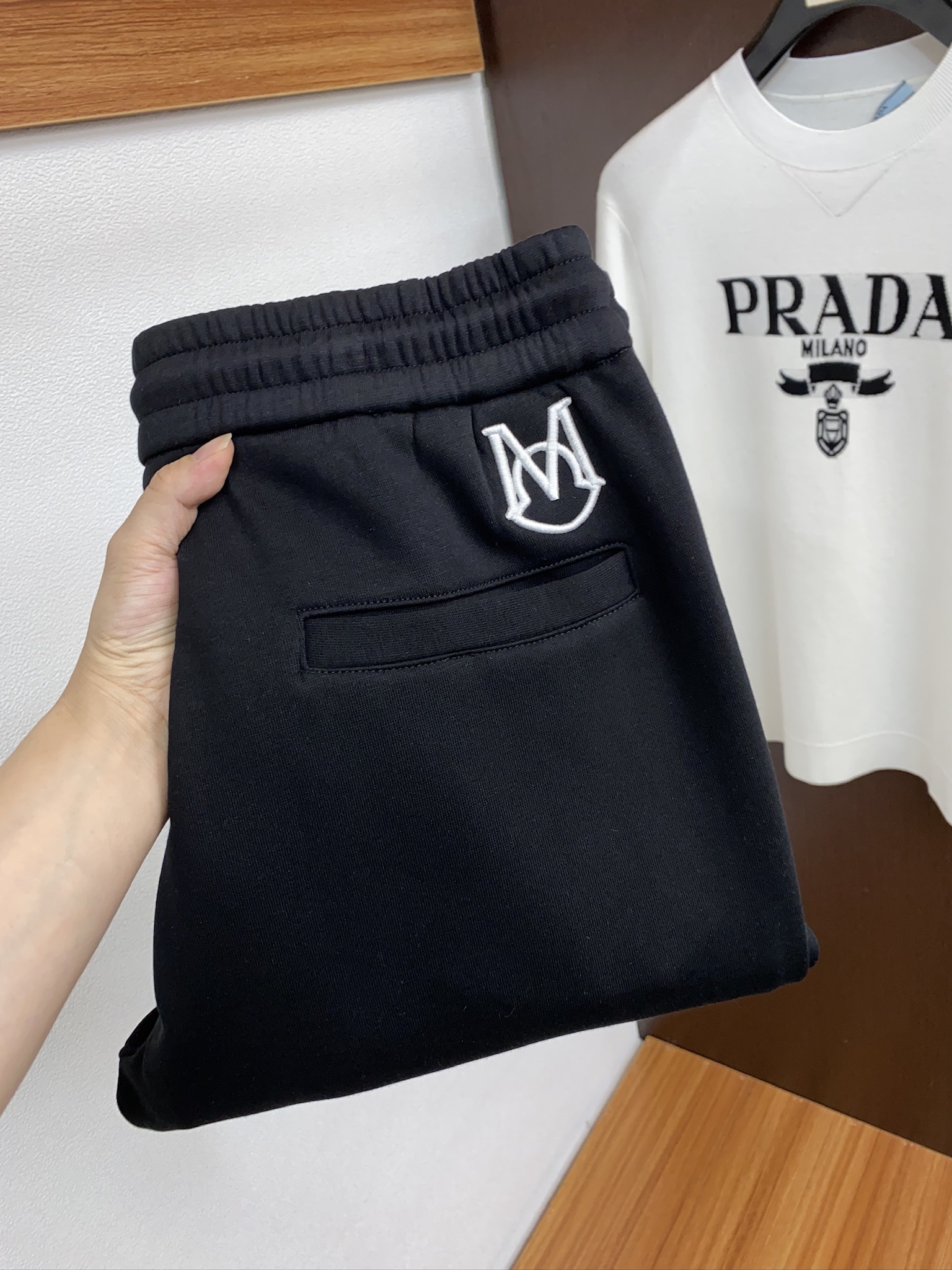 NO:596313,Mengkou autumn and winter casual sports pants are made of pure cotton fabric, and the bottom of the fabric is compounded with gold velvet. The fabric is thick and warm, not easy to wrinkle, has good drape, and has a great texture!  Needless to say, the quality is completely worthy of the name Made in Italy!  The midline design of the trouser legs reveals a low-key sense of luxury, and the upper body is very elegant!  The waistband is made of ribbed splicing, and the clean and neat silhouette makes the lines look slimmer, taller and straighter!  There are no extra decorations in the pattern, it is just a very simple pair of casual pants, but the more simple the pants, the more important is the shape of the pants!  After wearing it, you look more energetic, independent and handsome!  Simple and intellectual, but also more neat and fashionable, adding a casual atmosphere to life, it is very suitable for commuting or daily wear!  Size S-XXL,,Moncler,alexander wang19860909蒙口 秋冬休闲运动裤客供纯棉面料,面料底部复合金丝绒 面料加厚保暖性强,不易皱,垂度好,质感很赞！品质不用多说,完全对得起意大利制造这个名头的！裤腿中线设计,透露出一种低调的奢华感,上身很有腔调！腰头采用罗纹拼接,干净利落的版型修饰线条显瘦显高显腿直！版型没有什么多余的装饰,就是一条很简约的休闲裤,但越是简约的裤子,越看重的就是裤型！上身之后显得人更精神更独立帅气！简约知性,同时更利落时髦,增加了生活休闲的气息,无论是通勤还是日常穿都非常适合！ 码数S-XXL,,Moncler,alexander wang,Men's clothing