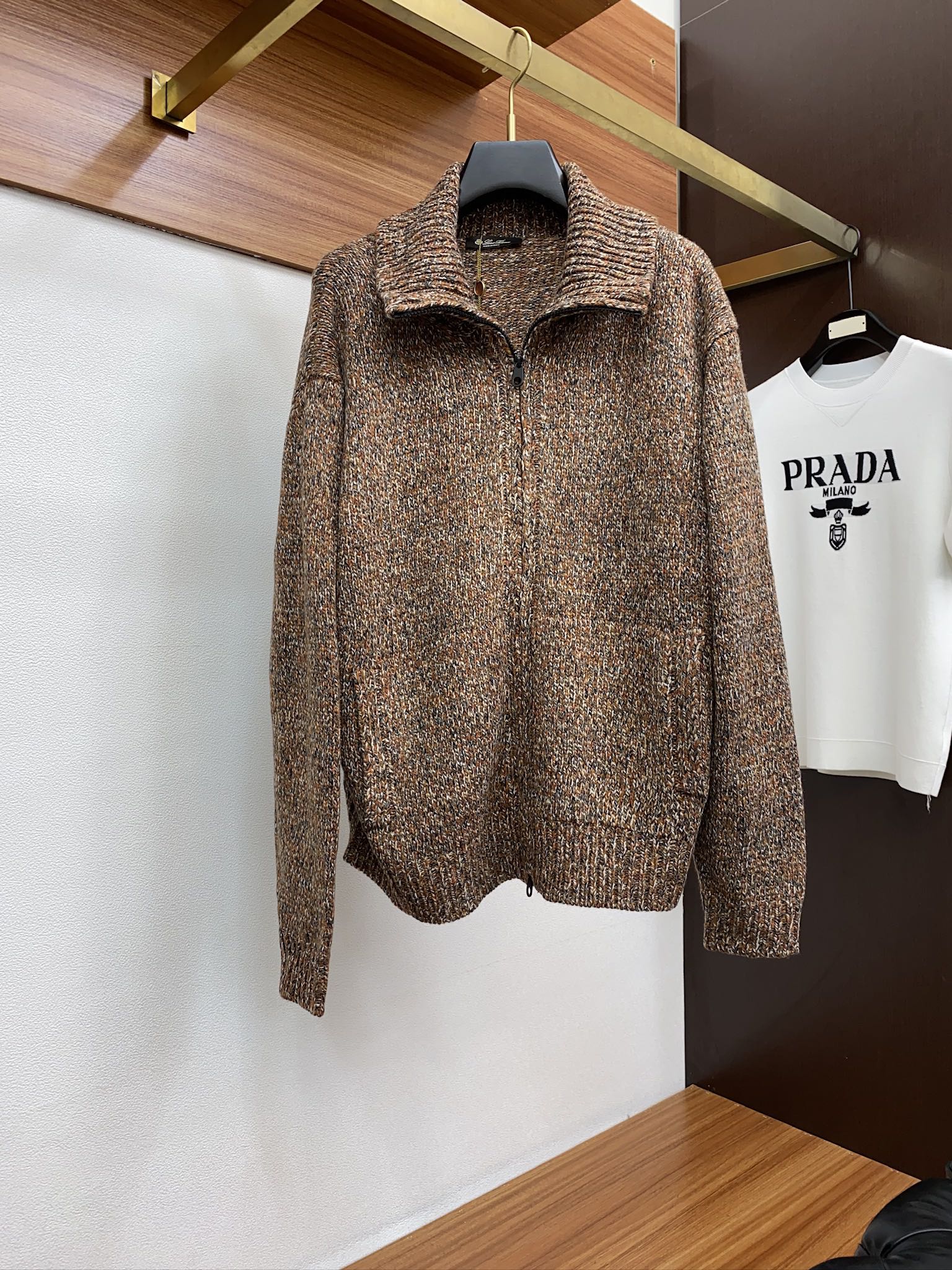 NO:122289,LP high-end customization 24fw autumn and winter new knitted jackets are carefully designed, with a combination of comfort and exquisiteness, and customized 50 wool to enhance your dress style this autumn. Knitted heavy fabrics are comfortable and warm, classic and fashionable. The sleeves are streamlined and cut practical and versatile. Very high-end luxury. Number of codes: S-L, loro piano, jackets & coats, alexander wang19860909LP 高端定制 24fw秋冬新款针织外套 精心设计、兼具舒适性和精致感的专属和系列,定制50羊毛 提升您这个秋季的着装格调.针织厚重面料舒适保暖、经典时尚一线 袖子流线型裁剪实用百搭极具高端奢华感码数:S-L,,loro piana,jackets & coats,alexander wang,Men's clothing