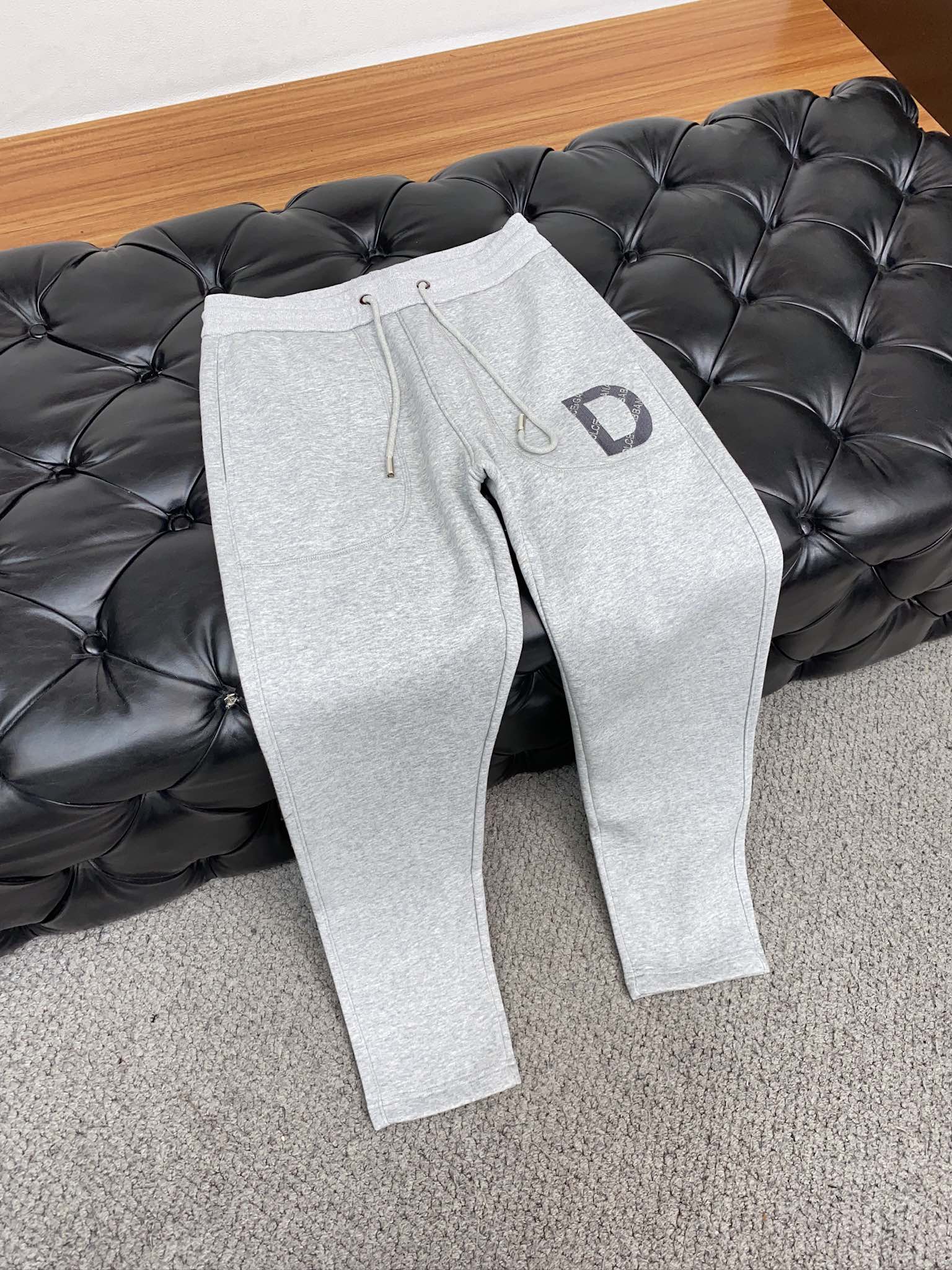 DG 2024秋冬休闲运动裤 客供纯棉面料，面料底部复合加绒 面料加厚保暖性强，不易皱，垂度好，质感很赞