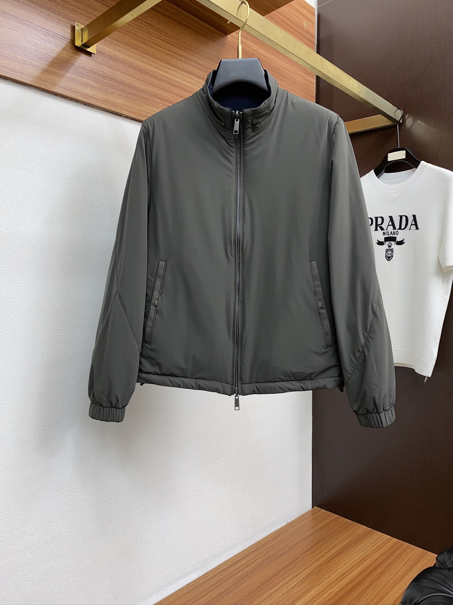 NO:122286,Jenia Counter-simultaneous hot-selling hooded double-sided horse jacket This jacket has the A-sided Japanese Toray four-sided elastic material, top-grade fabric workmanship, experience the exclusive luxury texture, delicate silk satin texture, bringing smoothness and comfort while skin-friendly, sweating and not sticky, bringing the ultimate luxury brand wearing experience, keeping warm and comfortable. The B-side is made of super fine merino wool with good breathability, and has a fast-drying heat adjustment function. It allows you to feel warm and comfortable when attending various events, making it an ideal choice for outdoor activities. The loose three-dimensional small H-shaped silhouette is full of simple, fashionable and comfortable standing collar intimate, warm and pressure-free feeling, and the exclusive custom contrast drawstring design is purely hand-stitched metal rope head, and the details are reflected in all aspects. Zephyr  Double-sided jackets are lightweight and light like the wind. This stylish cotton jacket adopts a stand-up collar style and is matched with an adjustable hem to ensure a perfect match. The elegant color matching is matched with a leather drawstring, highlighting more fashionable elements. The double-sided short jacket combines a fashionable urban style and practical design. The stand-up collar and adjustable hem can protect you from wind and rain, while the leather decorative details and contrasting color bands can add a striking effect on all occasions. The manufacturing is made by a domestic listed company factory, three-dimensional cut, no overlapping lines for each piece of clothing, full details, and precision-made. Size M-3XL (48-56) is available in stock, zegna, jackets & coats, silk fabric,hats, alexander wang19860909杰尼亚 柜台同步热售连帽双面马夹克 这款夹克A面才有Z家独有的 日本东丽 四面弹力材质,顶级面料做工,体验独家奢华质感,细腻的丝滑绸缎质感,带来光滑舒适度的同时亲肤,出汗不粘腻,带来极致奢牌的穿着体验,保暖舒适. B面以透气性佳的超细美利奴羊毛制成, 时尚立领设计,具有快干热调节功能.让您在出席各种活动中都能感受保暖与舒适, 是户外活动的理想选择. 廓形有松度的立体小H型包容感十足简约时尚舒适立领贴心保暖无压感,独家定制撞色抽绳设计纯手工串接金属绳头,细节体现在方方面面. Zephyr 双面夹克采用轻量化设计,轻盈如风.这款时髦的棉服采用立领风格,搭配可调节下摆,可确保完美搭配.优雅配色与皮革拉绳搭配,衬托出更多时尚元素. 双面短夹克集时髦的都市风格与实用设计于一体. 立领和可调节下摆可遮风挡雨,而皮革装饰细节和撞色饰带可在所有场合增加醒目效果. 制造由国内上市公司代工厂制造,立体裁剪、每件衣服面线没有重叠线,细节拉满,精工制造. 尺码M-3XL（48-56）现货发售,,zegna,jackets & coats,silk fabric,hats,alexander wang,Men's clothing