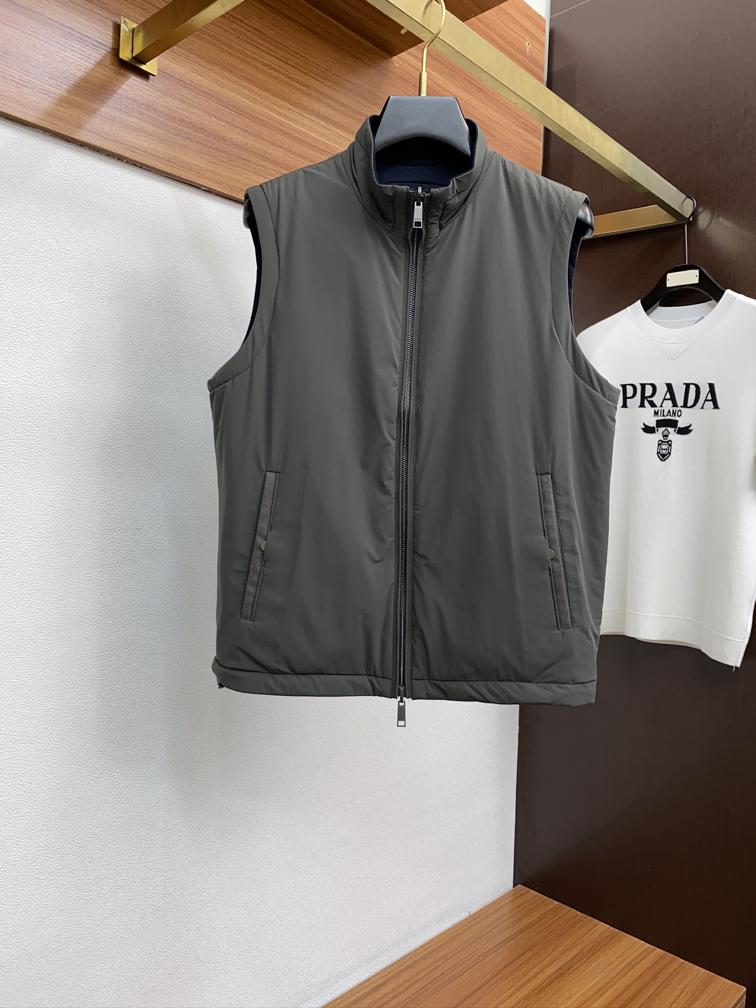 NO:122283,Jenia Counter hot-selling hooded double-sided vest jacket This jacket has the A-sided Japanese Toray quad-sided elastic material, top-grade fabric workmanship, experience the exclusive luxury texture, delicate silk satin texture, bringing smoothness and comfort while skin-friendly, sweating and not sticky, bringing the ultimate luxury brand wearing experience, keeping warm and comfortable. The B-side is made of super fine merino wool with good breathability, and has a fast-drying heat adjustment function. It allows you to feel warm and comfortable when attending various events, making it an ideal choice for outdoor activities. The loose three-dimensional small H-shaped silhouette is full of simple, fashionable and comfortable stand collar intimate, warm and pressure-free feeling, and the exclusive custom contrast drawstring design is purely hand-stitched metal rope head, details are reflected in all aspects. Zephyr  Double-sided jackets are lightweight and light like the wind. This stylish cotton jacket adopts a stand-up collar style and is matched with an adjustable hem to ensure a perfect match. The elegant color matching is matched with a leather drawstring, highlighting more fashionable elements. The double-sided short jacket combines a fashionable urban style and practical design. The stand-up collar and adjustable hem can protect you from wind and rain, while the leather decorative details and contrasting color bands can add a striking effect on all occasions. The manufacturing is made by a domestic listed company factory, three-dimensional cut, no overlapping lines for each piece of clothing, full details, and precision-made. Size M-3XL (48-56) is available in stock, zegna, jackets & coats, silk fabric,hats, alexander wang19860909杰尼亚 柜台同步热售连帽双面马甲夹克 这款夹克A面才有Z家独有的 日本东丽 四面弹力材质,顶级面料做工,体验独家奢华质感,细腻的丝滑绸缎质感,带来光滑舒适度的同时亲肤,出汗不粘腻,带来极致奢牌的穿着体验,保暖舒适. B面以透气性佳的超细美利奴羊毛制成, 时尚立领设计,具有快干热调节功能.让您在出席各种活动中都能感受保暖与舒适, 是户外活动的理想选择. 廓形有松度的立体小H型包容感十足简约时尚舒适立领贴心保暖无压感,独家定制撞色抽绳设计纯手工串接金属绳头,细节体现在方方面面. Zephyr 双面夹克采用轻量化设计,轻盈如风.这款时髦的棉服采用立领风格,搭配可调节下摆,可确保完美搭配.优雅配色与皮革拉绳搭配,衬托出更多时尚元素. 双面短夹克集时髦的都市风格与实用设计于一体. 立领和可调节下摆可遮风挡雨,而皮革装饰细节和撞色饰带可在所有场合增加醒目效果. 制造由国内上市公司代工厂制造,立体裁剪、每件衣服面线没有重叠线,细节拉满,精工制造. 尺码M-3XL（48-56）现货发售,,zegna,jackets & coats,silk fabric,hats,alexander wang,Men's clothing