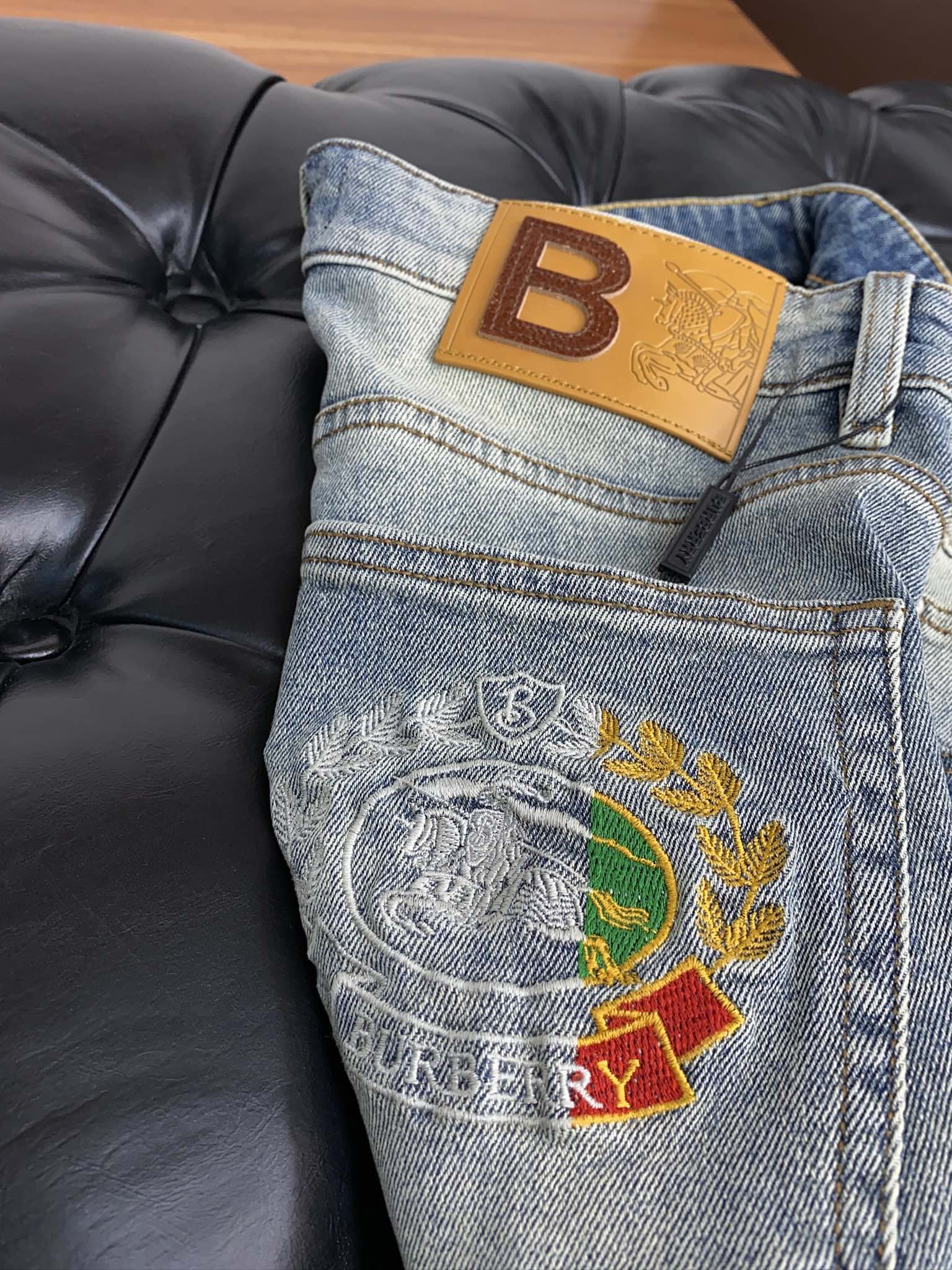  巴宝莉
25早春款 男士牛仔裤原厂原布原洗水！进口原版水洗弹力面料，复杂的手工艺叠加，任何一个洗水环节