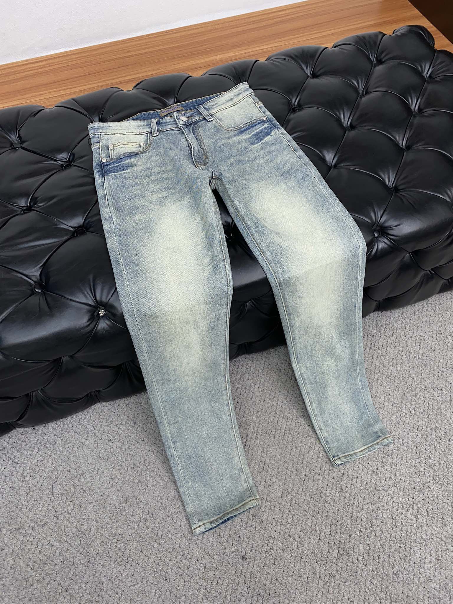  巴宝莉
25早春款 男士牛仔裤原厂原布原洗水！进口原版水洗弹力面料，复杂的手工艺叠加，任何一个洗水环节