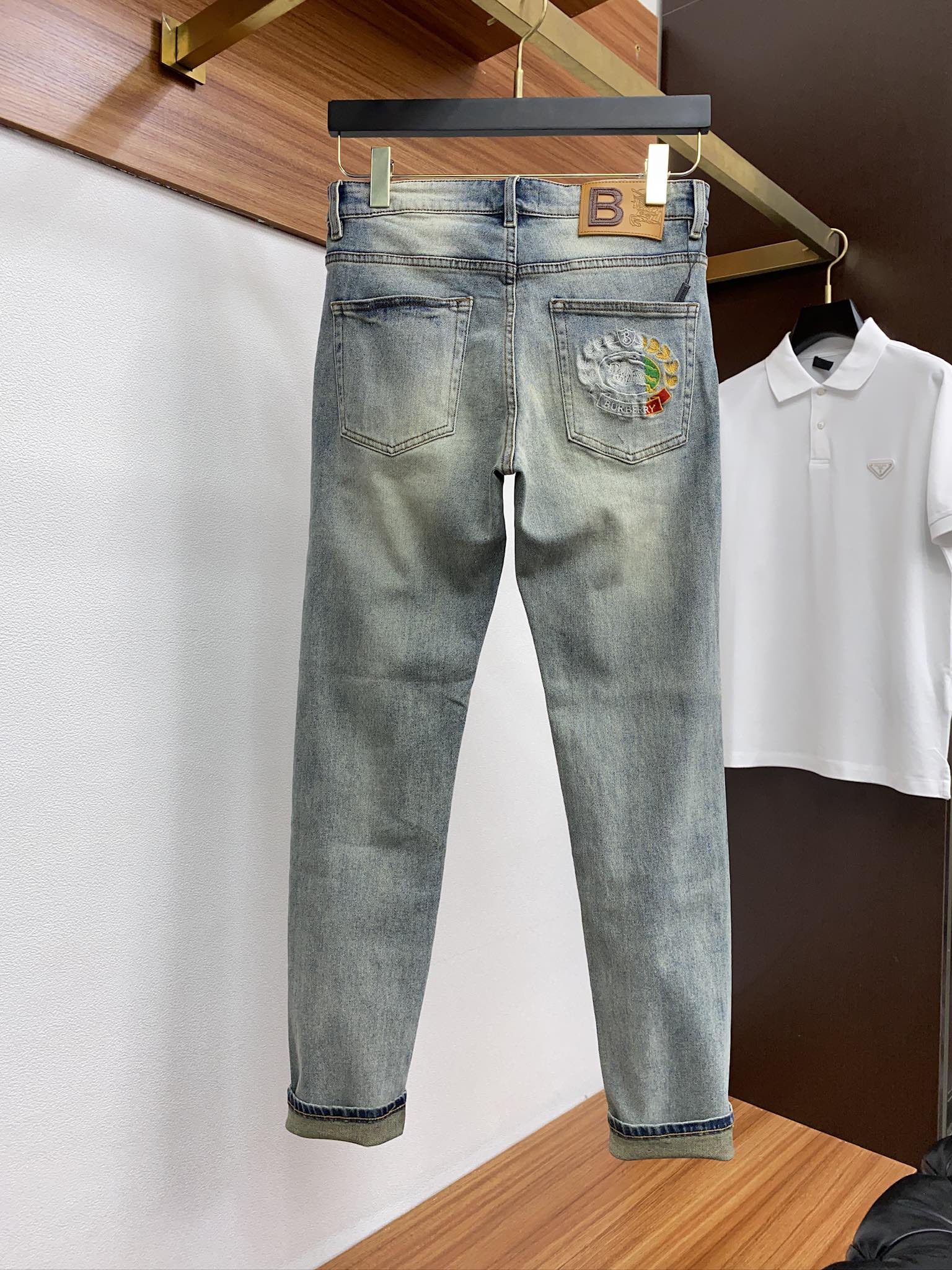  巴宝莉
25早春款 男士牛仔裤原厂原布原洗水！进口原版水洗弹力面料，复杂的手工艺叠加，任何一个洗水环节