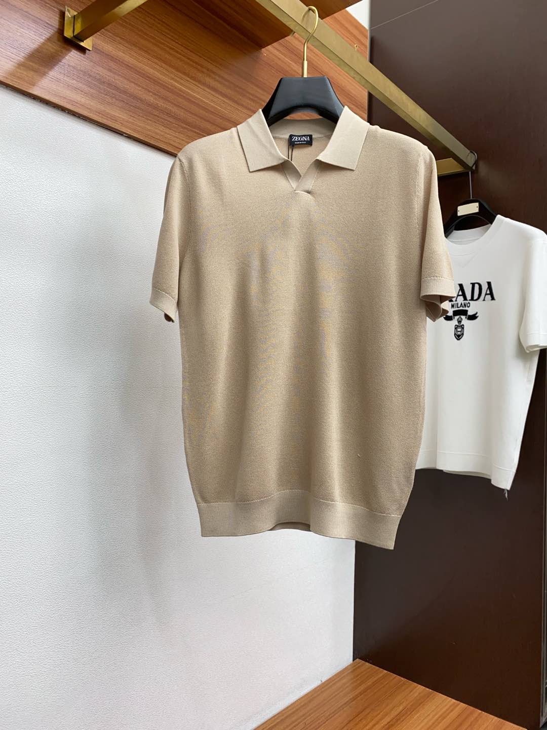 NO:122267,Support the New Year's Eagle 2025 Spring and Summer New Short Sleeve Lapel Knitted Short Sleeves The overall color is bright and bright, and the customized mercerized cotton feels smooth and soft, with a strong drape, natural and soft texture, super comfortable in the body, and a strong drape!  T-shirts are very comfortable and practical in daily wear, super toughness is better than ordinary cotton, the texture is fine, soft and skin-friendly, the touch is light and cool, the color is bright and the color is high in color, the color is good, the breathability and drape are good, and it can be worn now. Especially when driving and going out, M-3xL, zegna, T-shirt, tees, t-shirt, alexander wang19860909支持年后 杰尼亚 2025 春夏新款短袖 翻领针织短袖 整体上色泽较鲜明和光亮,定制丝光棉 手感顺滑揉软,悬垂感特强,质地自然柔软、贴身超级舒服,悬垂感特强！T恤日常穿搭很自在很实用,超级的有韧性比起一般的棉手感质感都更好的,面料质地细腻、柔软、亲肤,触感轻薄凉爽,色泽艳丽色牢度高,透气性及悬垂性好 现在也可以穿 特别是开车和外出,M-3xL,,zegna,T-shirt,tees，t-shirt,alexander wang,Men's clothing