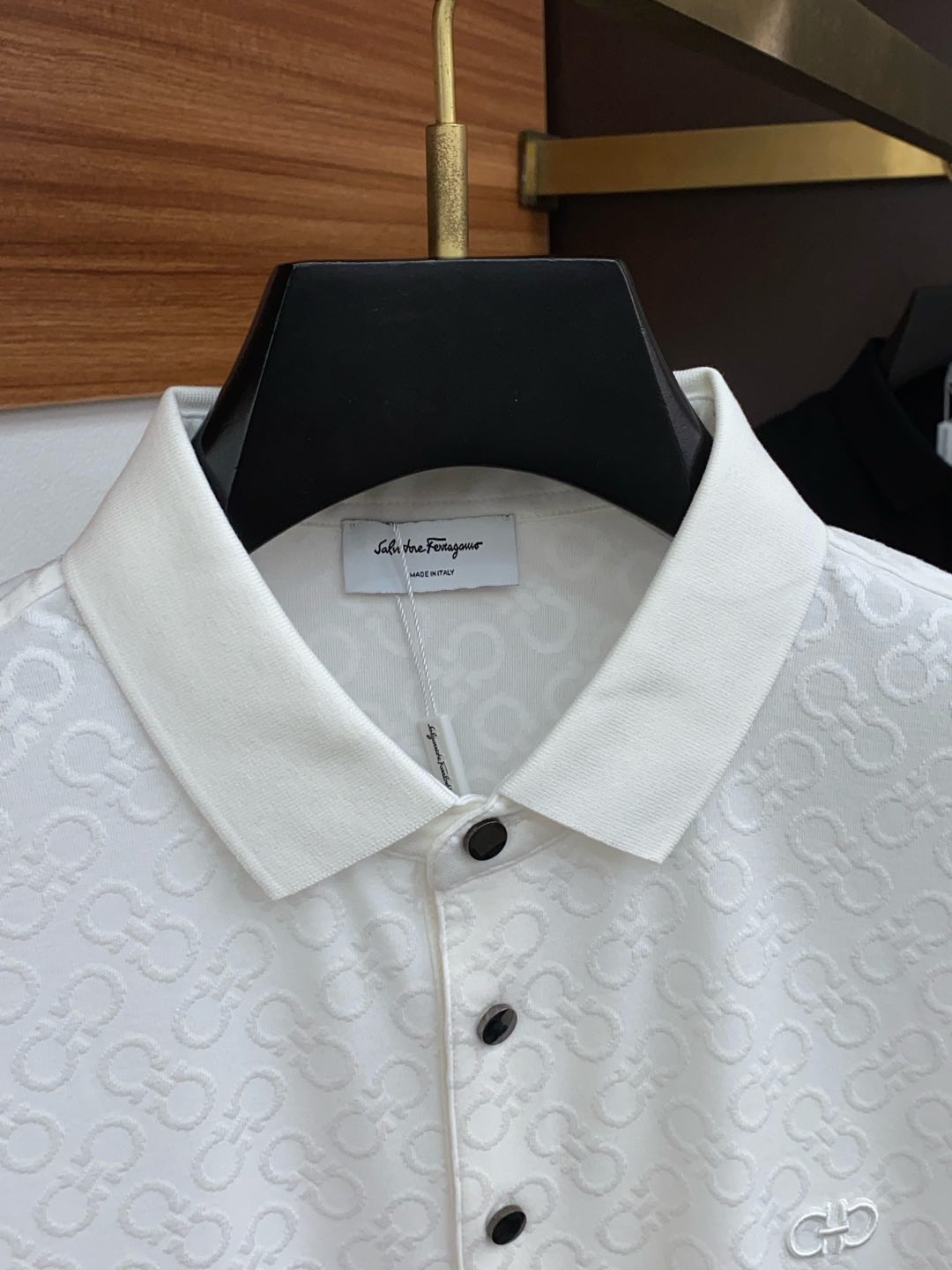  菲拉格慕 臻品定制系列的设计POLO衫确实独具匠心，展现了定制服装的精致与品味。定制材质，不仅触感柔软