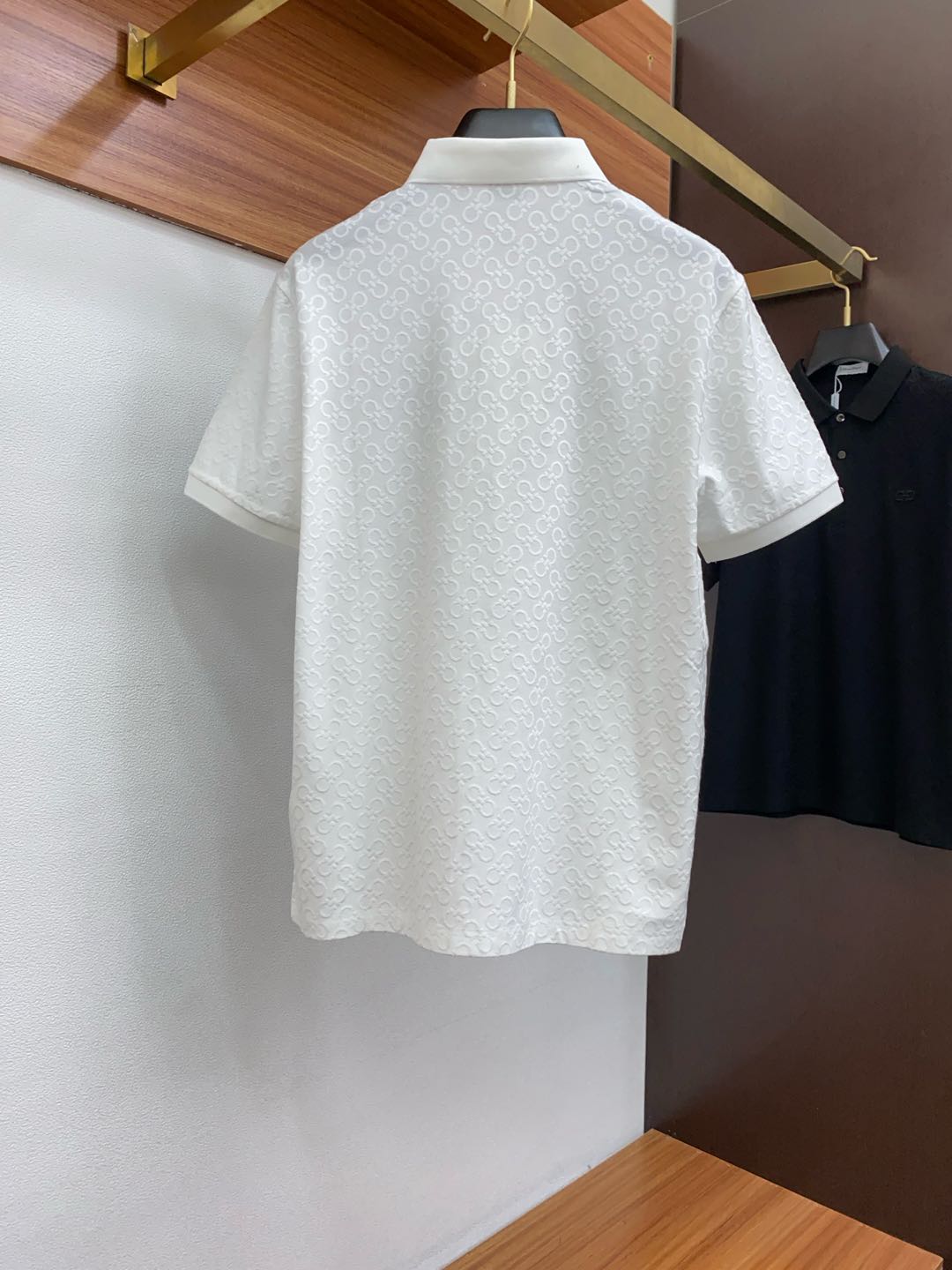  菲拉格慕 臻品定制系列的设计POLO衫确实独具匠心，展现了定制服装的精致与品味。定制材质，不仅触感柔软