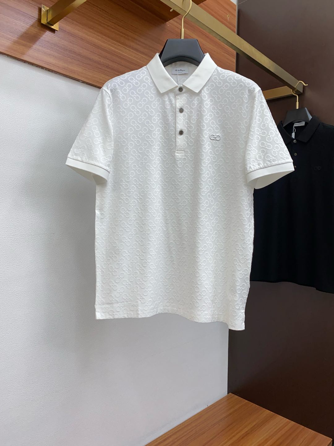  菲拉格慕 臻品定制系列的设计POLO衫确实独具匠心，展现了定制服装的精致与品味。定制材质，不仅触感柔软