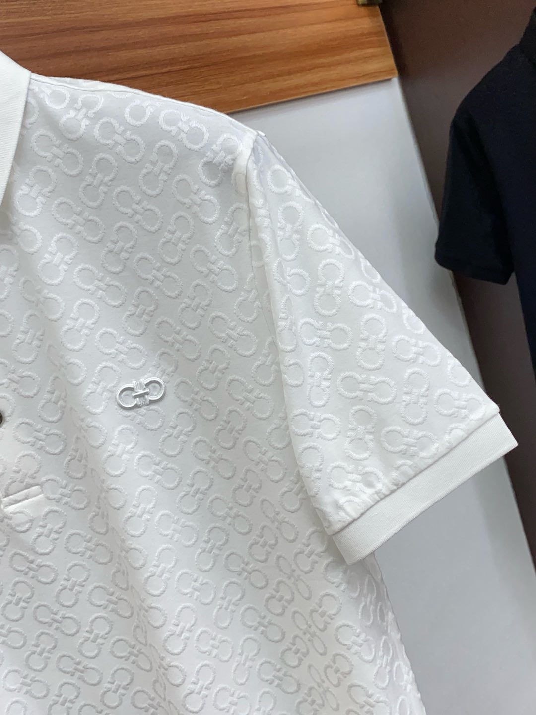  菲拉格慕 臻品定制系列的设计POLO衫确实独具匠心，展现了定制服装的精致与品味。定制材质，不仅触感柔软