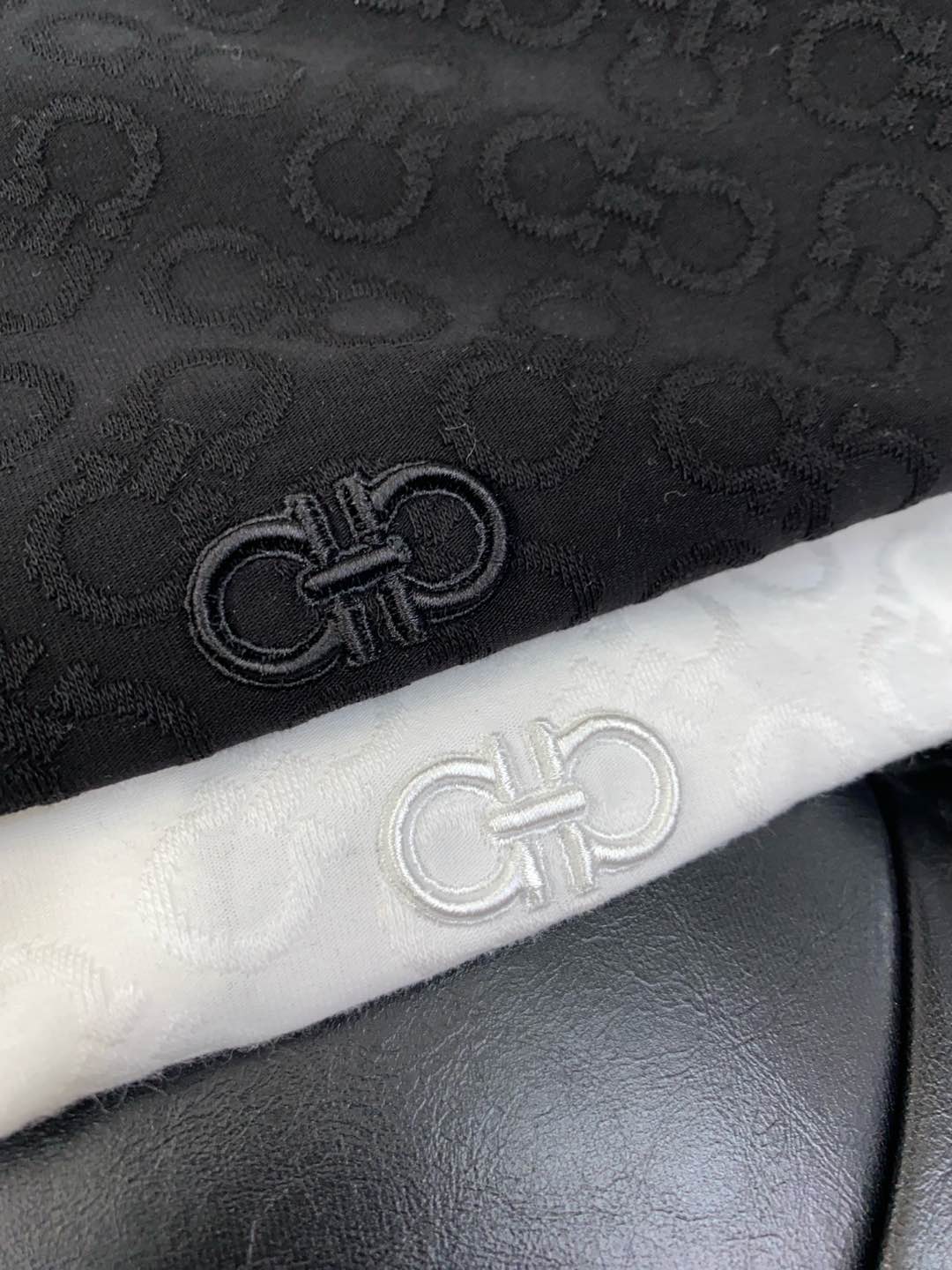  菲拉格慕 臻品定制系列的设计POLO衫确实独具匠心，展现了定制服装的精致与品味。定制材质，不仅触感柔软