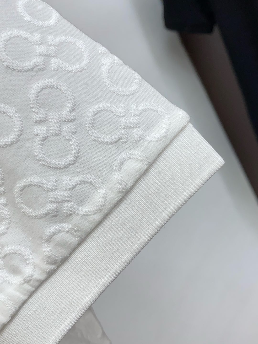  菲拉格慕 臻品定制系列的设计POLO衫确实独具匠心，展现了定制服装的精致与品味。定制材质，不仅触感柔软