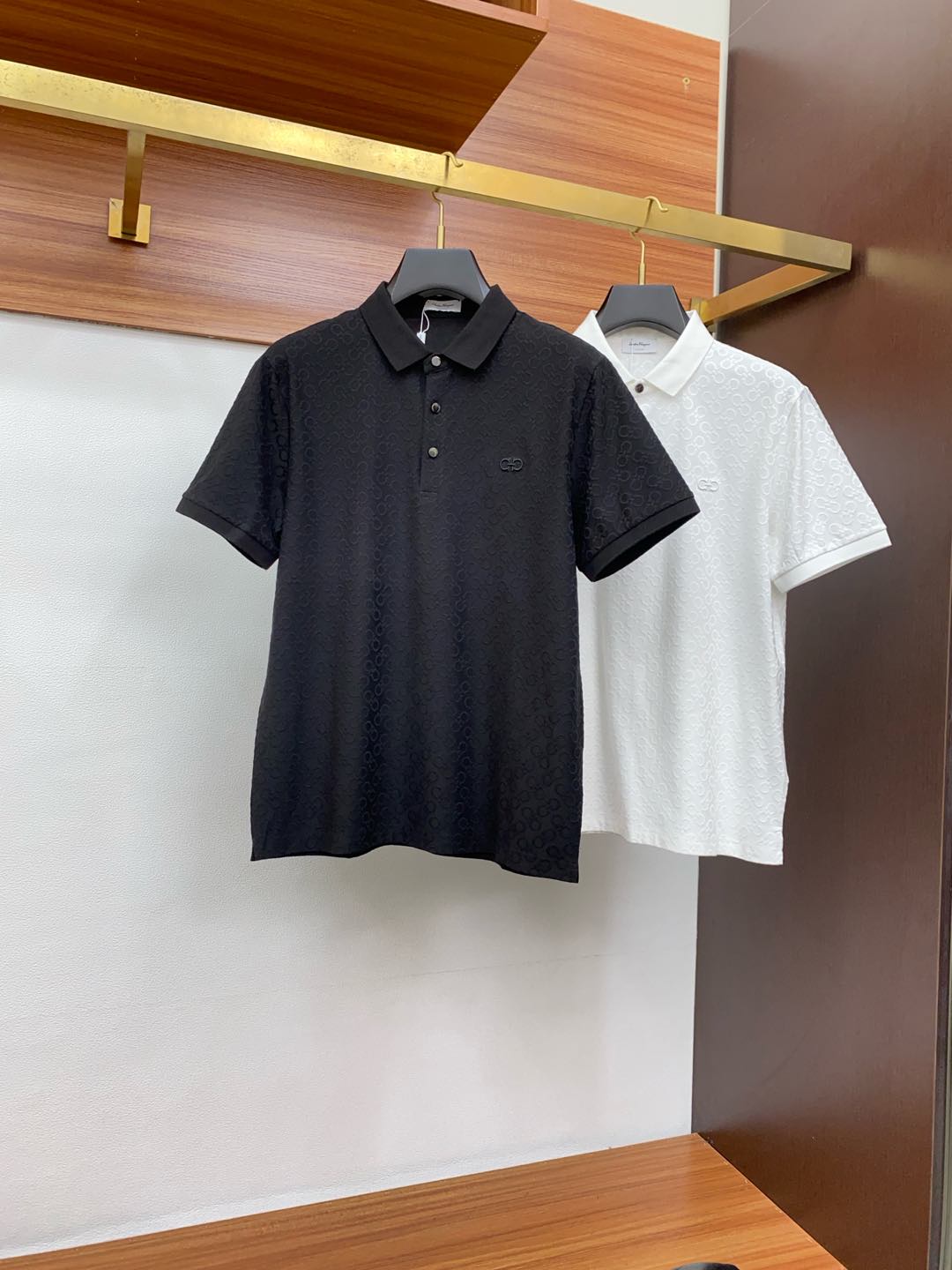  菲拉格慕 臻品定制系列的设计POLO衫确实独具匠心，展现了定制服装的精致与品味。定制材质，不仅触感柔软