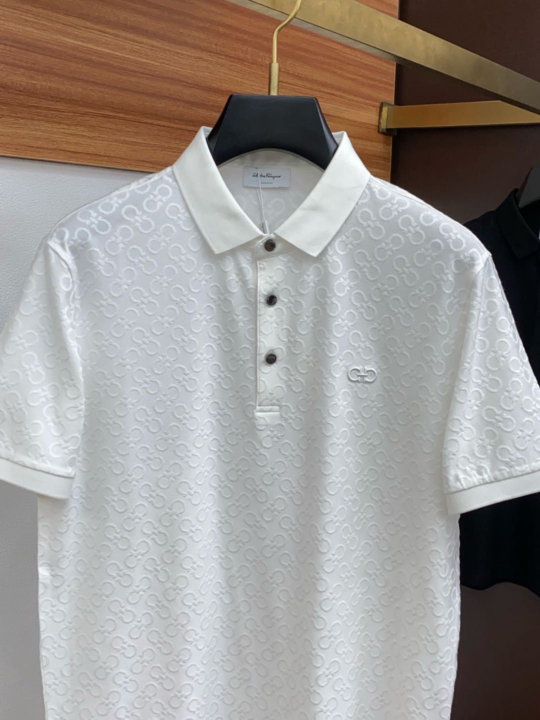  菲拉格慕 臻品定制系列的设计POLO衫确实独具匠心，展现了定制服装的精致与品味。定制材质，不仅触感柔软