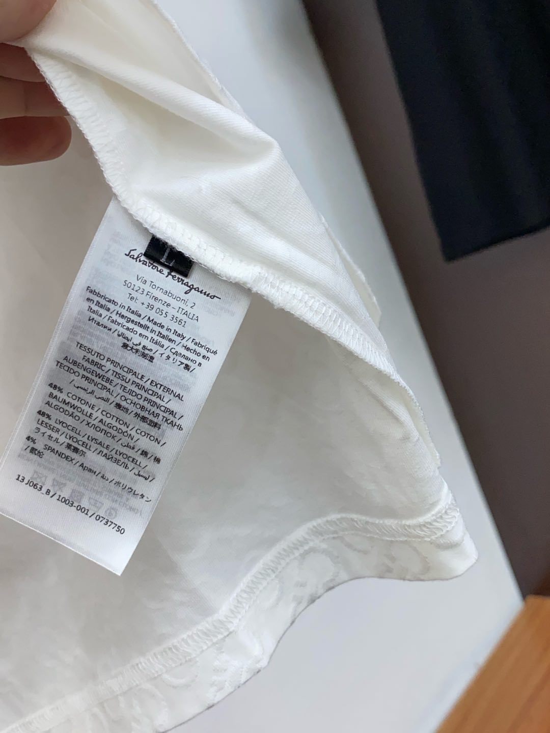  菲拉格慕 臻品定制系列的设计POLO衫确实独具匠心，展现了定制服装的精致与品味。定制材质，不仅触感柔软
