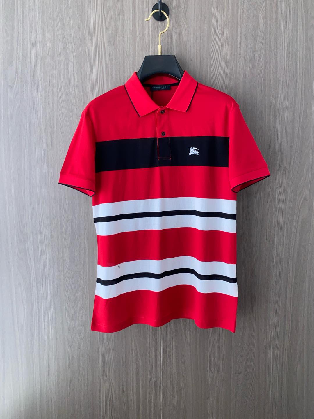 NO:122019,Burberry Zhenpin custom series design POLO shirt is indeed unique and shows the exquisiteness and taste of customized clothing. Customized materials not only have soft and comfortable touch, but also have good breathability and moisture absorption, ensuring that the wearer can stay dry and comfortable in any occasion. The design of the small square lapel is both classic and fashionable, which not only shows the wearer's neck lines, but also adds the layering of the overall shape. The short-sleeved design is suitable for many occasions, whether it is casual or business, and can be easily matched. It is a high-quality item that integrates comfort, fashion and taste. Whether worn by yourself or given to relatives and friends as a gift, it is a very good choice.19860909巴宝莉 臻品定制系列的设计POLO衫确实独具匠心,展现了定制服装的精致与品味.定制材质,不仅触感柔软舒适,还具有良好的透气性和吸湿性,确保穿着者在任何场合都能保持干爽舒适.小方领翻领的设计既经典又时尚,既能展现穿着者的颈部线条,又增加了整体造型的层次感.短袖设计则适合多种场合,无论是休闲还是商务,都能轻松搭配.是一款集舒适、时尚、品味于一体的优质单品,无论是自己穿着还是作为礼物送给亲友,都是非常不错的选择. 码数M-3XL,,burberry,T-shirt,alexander wang,Men's clothing