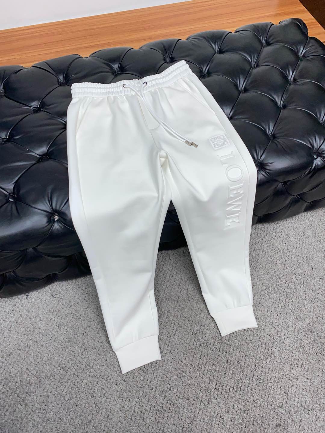  罗意威 专柜新品同步上市。原单订制高品质时尚休闲裤。超级百搭款。独家定制面料，手感细腻柔软，贴身舒适，