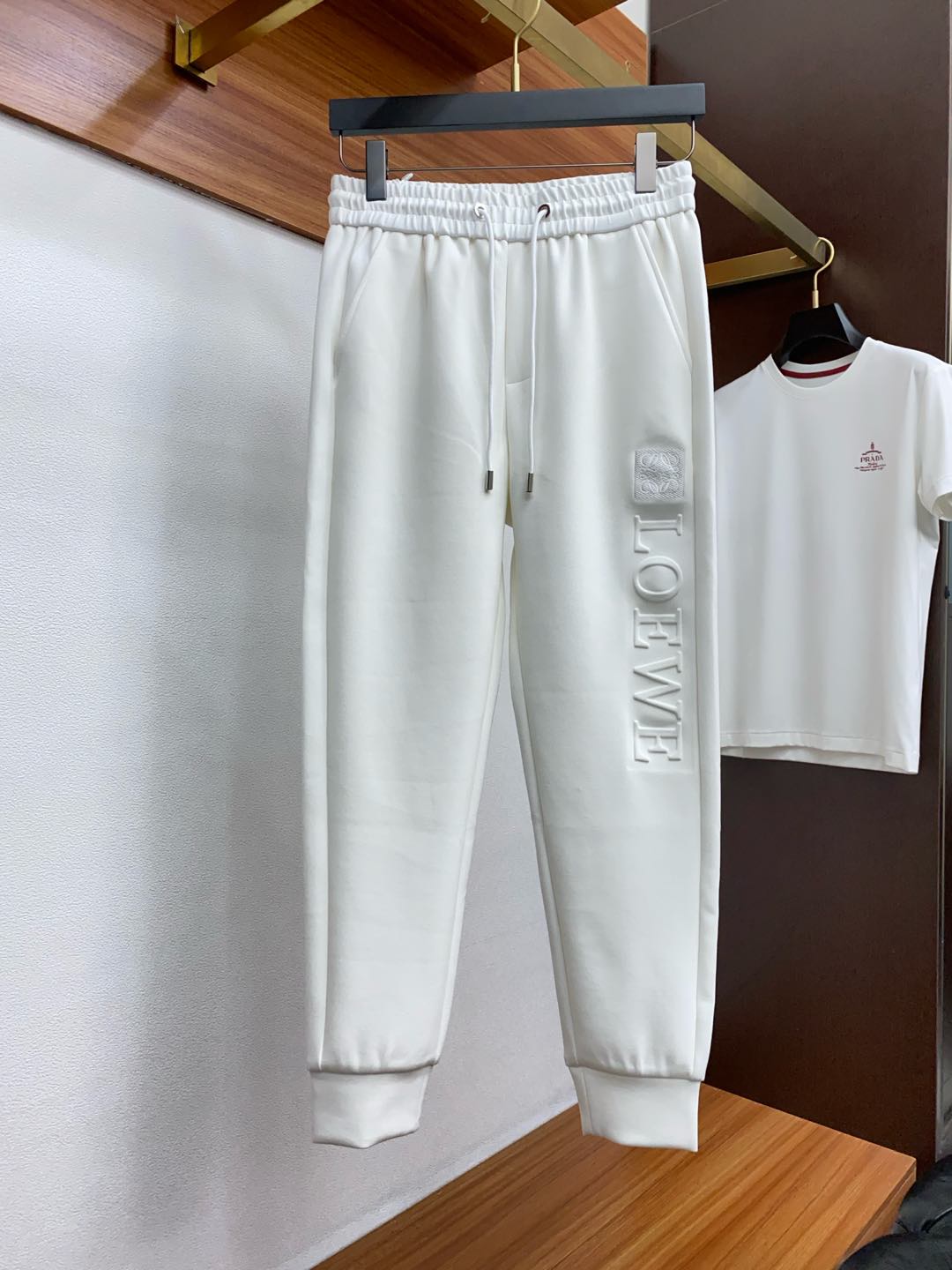  罗意威 专柜新品同步上市。原单订制高品质时尚休闲裤。超级百搭款。独家定制面料，手感细腻柔软，贴身舒适，