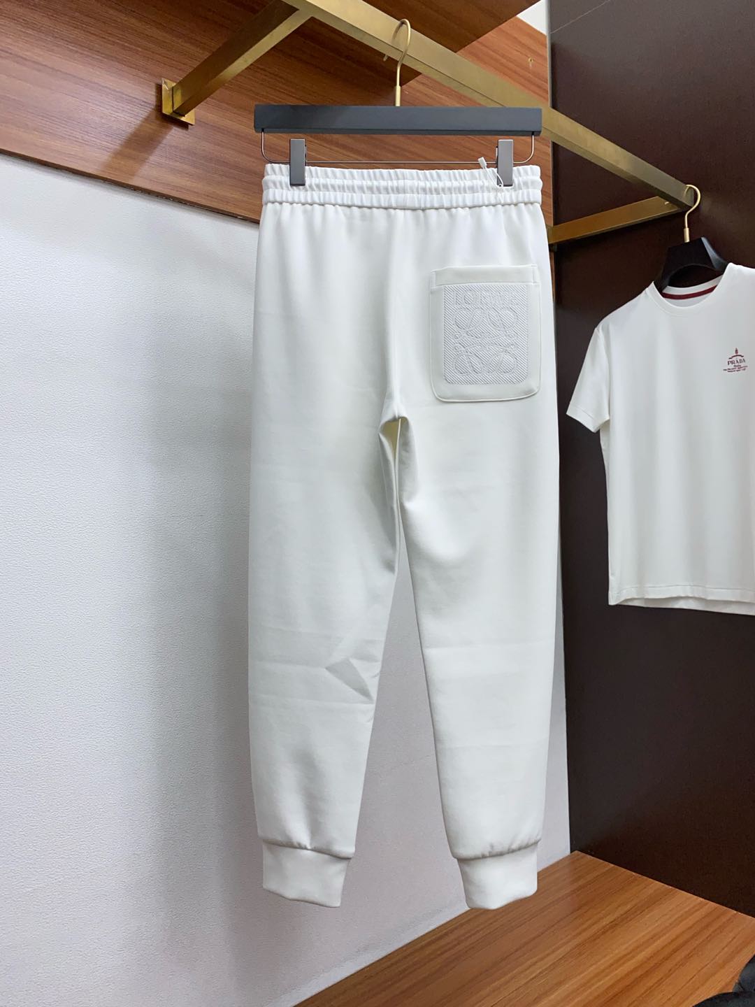  罗意威 专柜新品同步上市。原单订制高品质时尚休闲裤。超级百搭款。独家定制面料，手感细腻柔软，贴身舒适，