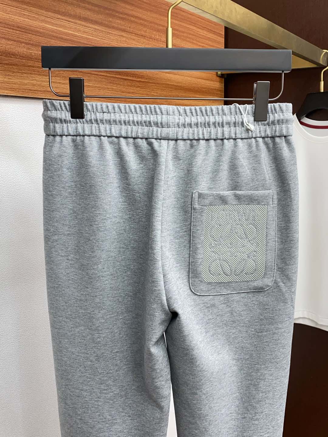  罗意威 专柜新品同步上市。原单订制高品质时尚休闲裤。超级百搭款。独家定制面料，手感细腻柔软，贴身舒适，