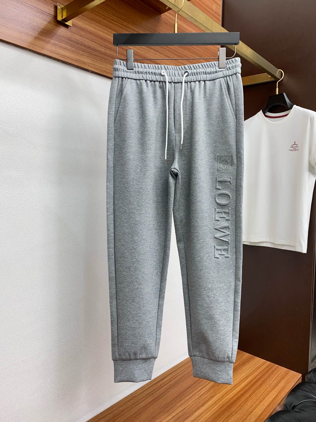  罗意威 专柜新品同步上市。原单订制高品质时尚休闲裤。超级百搭款。独家定制面料，手感细腻柔软，贴身舒适，