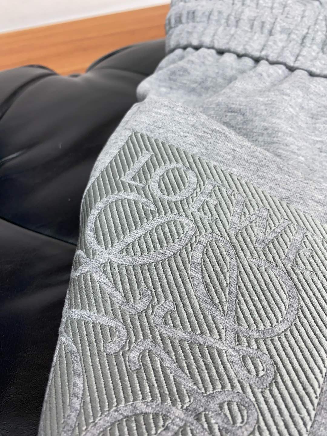  罗意威 专柜新品同步上市。原单订制高品质时尚休闲裤。超级百搭款。独家定制面料，手感细腻柔软，贴身舒适，