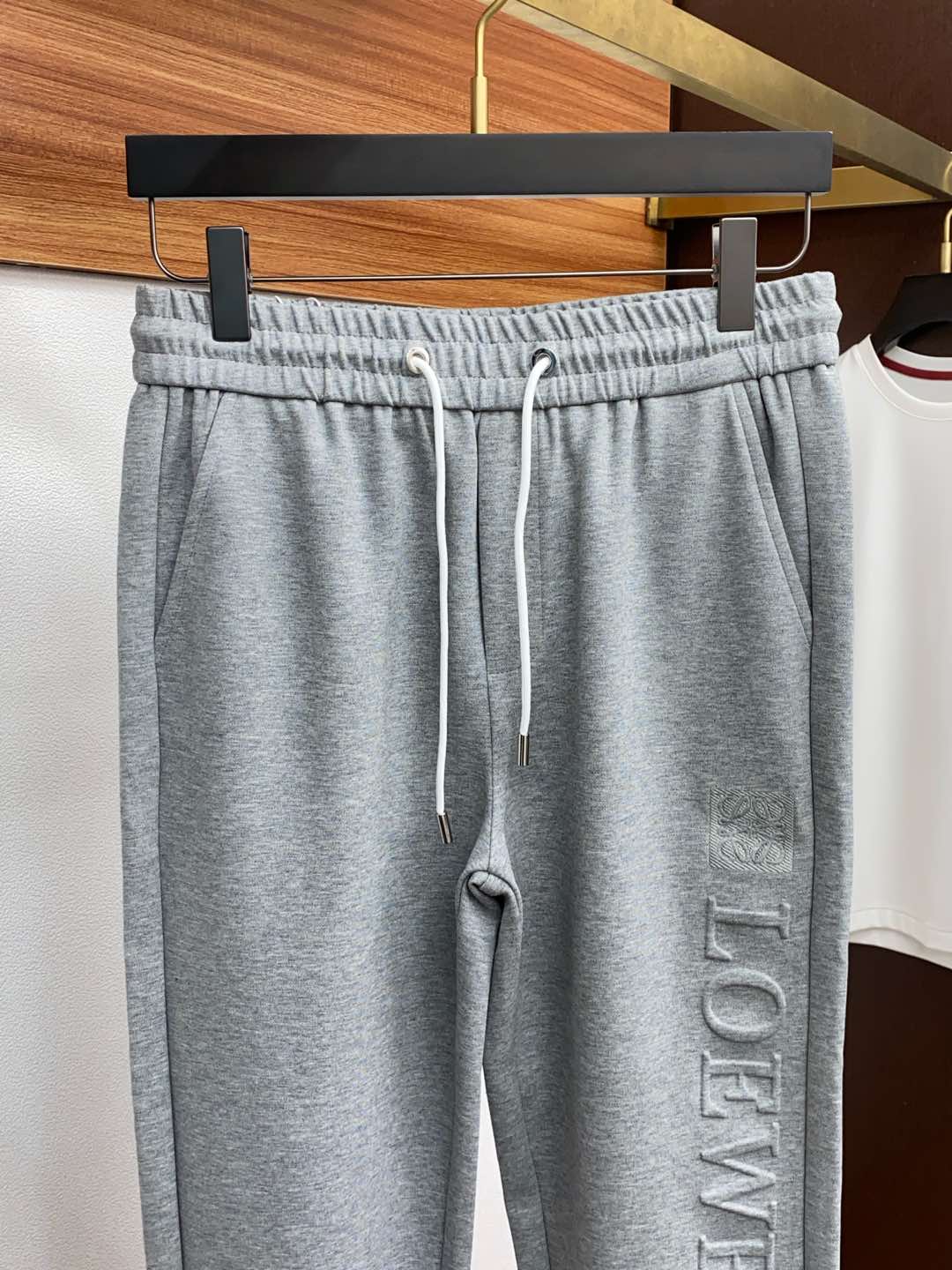  罗意威 专柜新品同步上市。原单订制高品质时尚休闲裤。超级百搭款。独家定制面料，手感细腻柔软，贴身舒适，