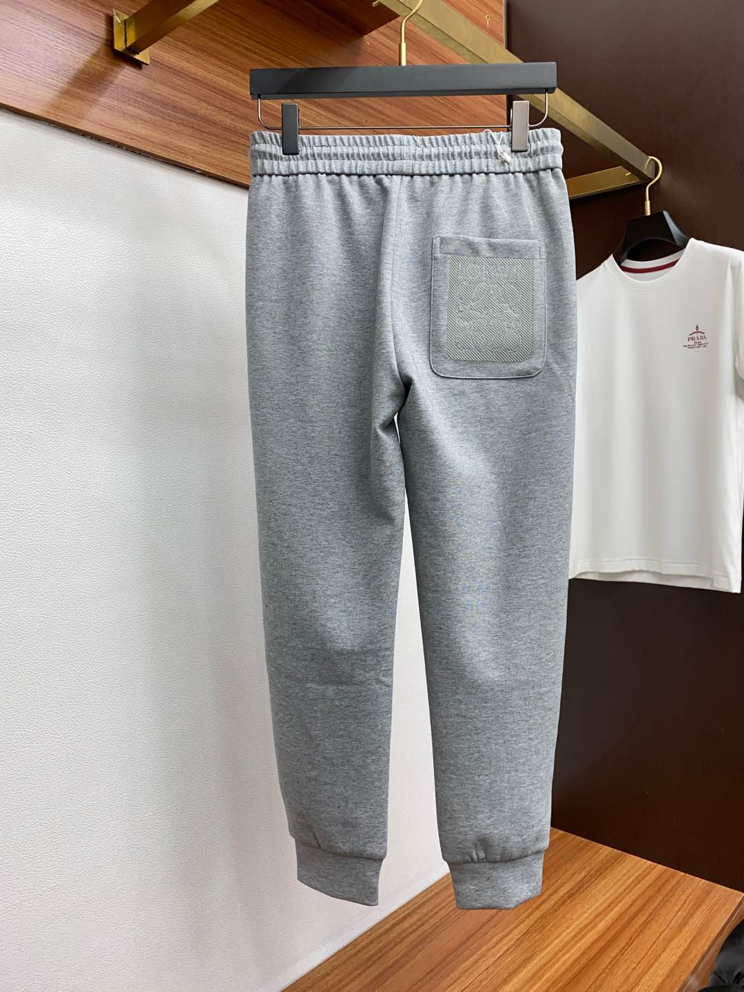  罗意威 专柜新品同步上市。原单订制高品质时尚休闲裤。超级百搭款。独家定制面料，手感细腻柔软，贴身舒适，