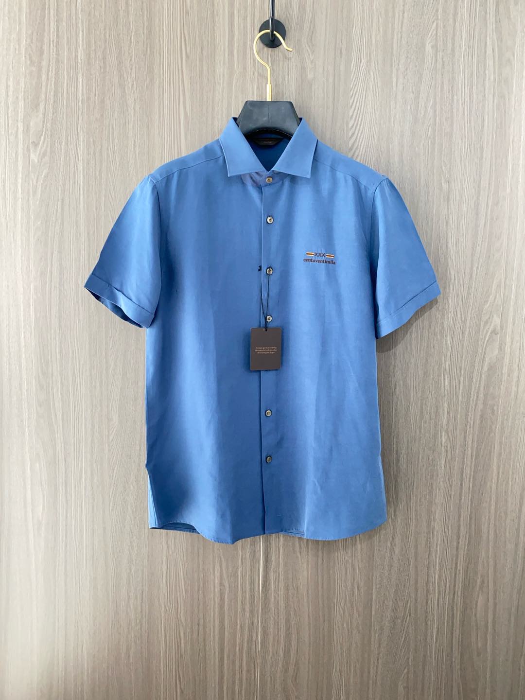 NO:122044,Zenia 2025 Men's shirt, Business casual slim fit short-sleeved shirt!  Proper business and leisure!  A new model with a limited edition in early autumn, a city business style!  The style and tailoring of the shirt is even more delicate and plastic, and does not require too much primary color decoration. For men, it is their own charm!  Built with imported organic cotton, the style is more crisp and natural, with extremely comfortable touch and excellent fit!  39-43, zegna,shirts,T-shirt,alexander wang19860909杰尼亚 2025 男士衬衫,商务休闲修身款短袖衬衣！ 宜商务 宜休闲！早秋限量新款,都市商务气质款！ 衬衫的版型剪裁更是精剪塑性,不需要过多的原色装饰,对于男士来说极简便是自身魅力！ 客供进口有机棉打造,更显版型的挺括自然,触感极为舒适,贴身性能绝佳！ 码数39-43,,zegna,shirts,T-shirt,alexander wang,Men's clothing