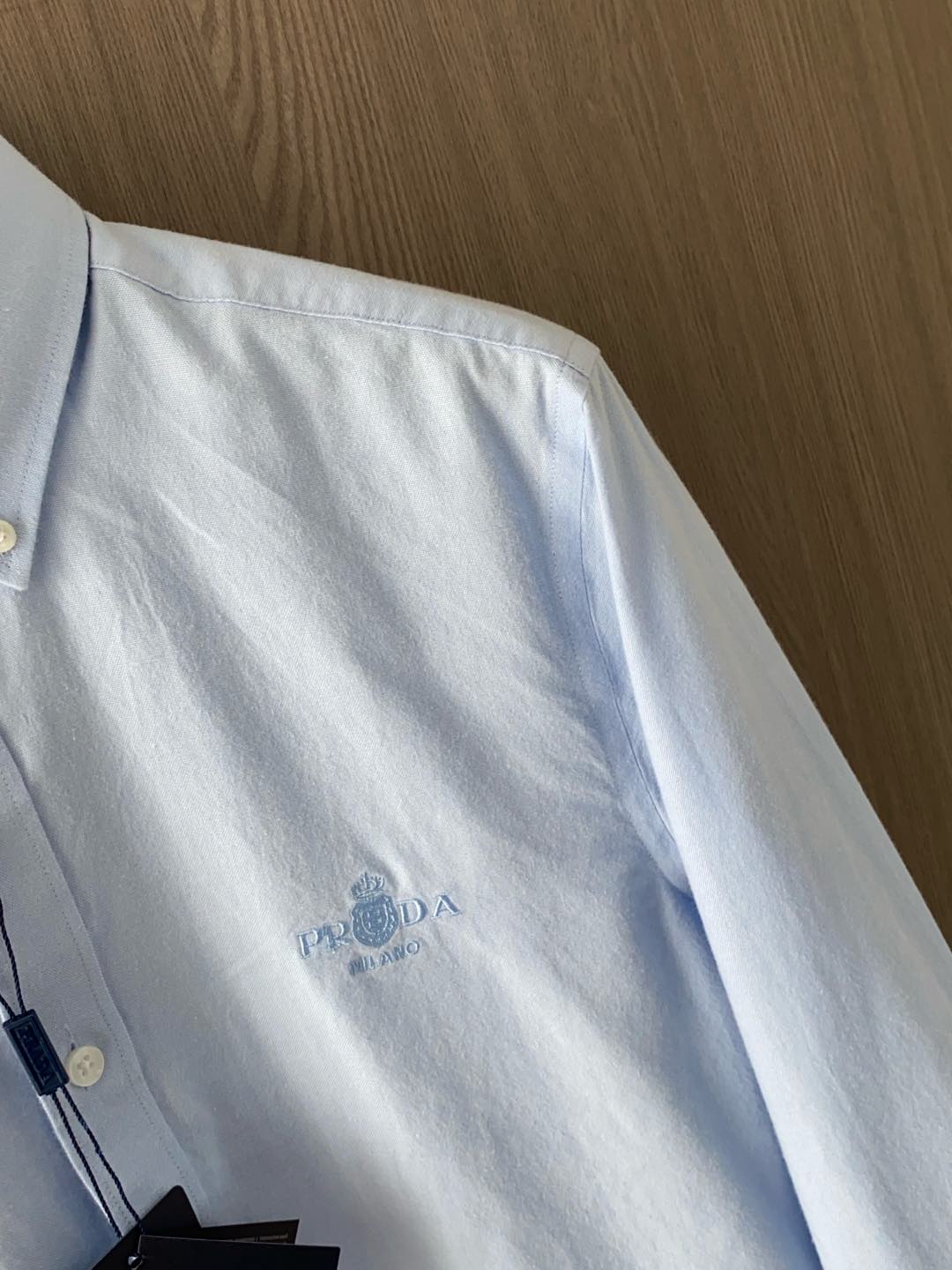 Prada 2025 Male Long Sleeve Shirt: Business and Leisure Style in Organic Cotton - 图片 4