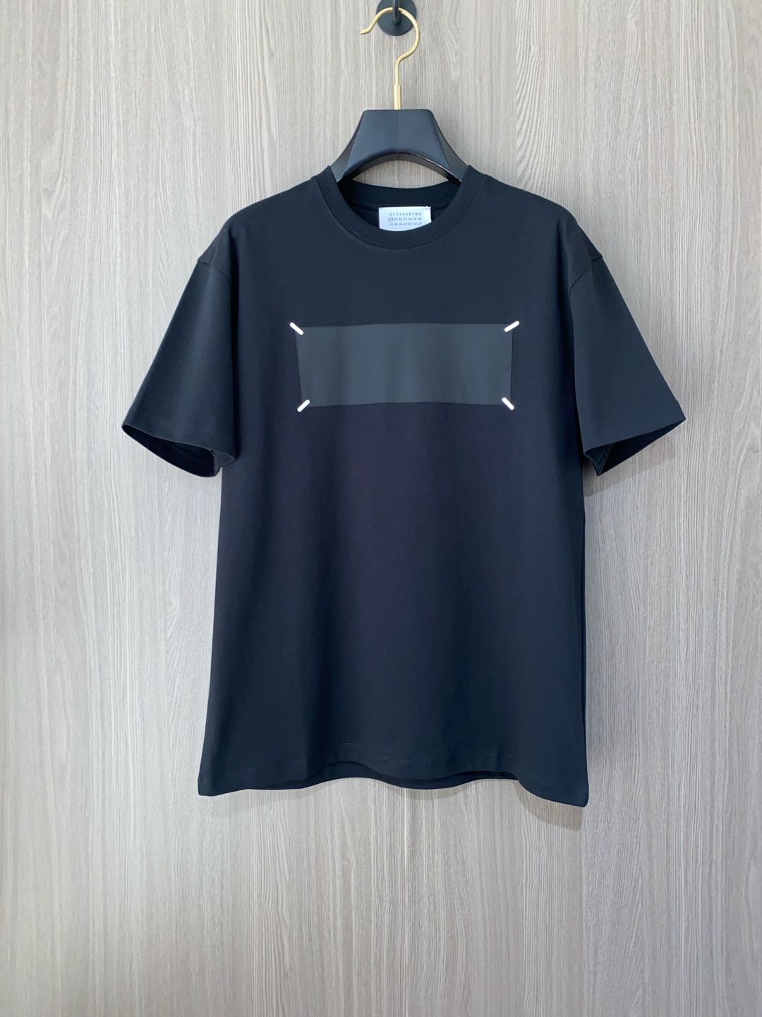 NO:122039,Majila's new short-sleeved spring and summer 2025 spring and summer style has a bright and bright overall color, smooth and soft feel, with a strong drape, natural and soft texture, super comfortable in the body, and a strong drape!  Modal   spandex thickened short-sleeved T-shirts are very comfortable and practical in daily wear. They are super tough and have better texture than ordinary cotton. The fabric is delicate, soft and skin-friendly, with a light and cool touch, bright color and high color fastness, good breathability and drape. You can wear it now, especially when driving and going out. M-3xL,,masion margiela,T-shirt,tees,t-shirt,alexander wang19860909马吉拉 2025 春夏新款短袖 整体上色泽较鲜明和光亮,手感顺滑揉软,悬垂感特强,质地自然柔软、贴身超级舒服,悬垂感特强！ 莫代尔 氨纶的加厚短袖 T恤日常穿搭很自在很实用,超级的有韧性比起一般的棉手感质感都更好的,面料质地细腻、柔软、亲肤,触感轻薄凉爽,色泽艳丽色牢度高,透气性及悬垂性好 现在也可以穿 特别是开车和外出,M-3xL,,masion margiela,T-shirt,tees，t-shirt,alexander wang,Men's clothing