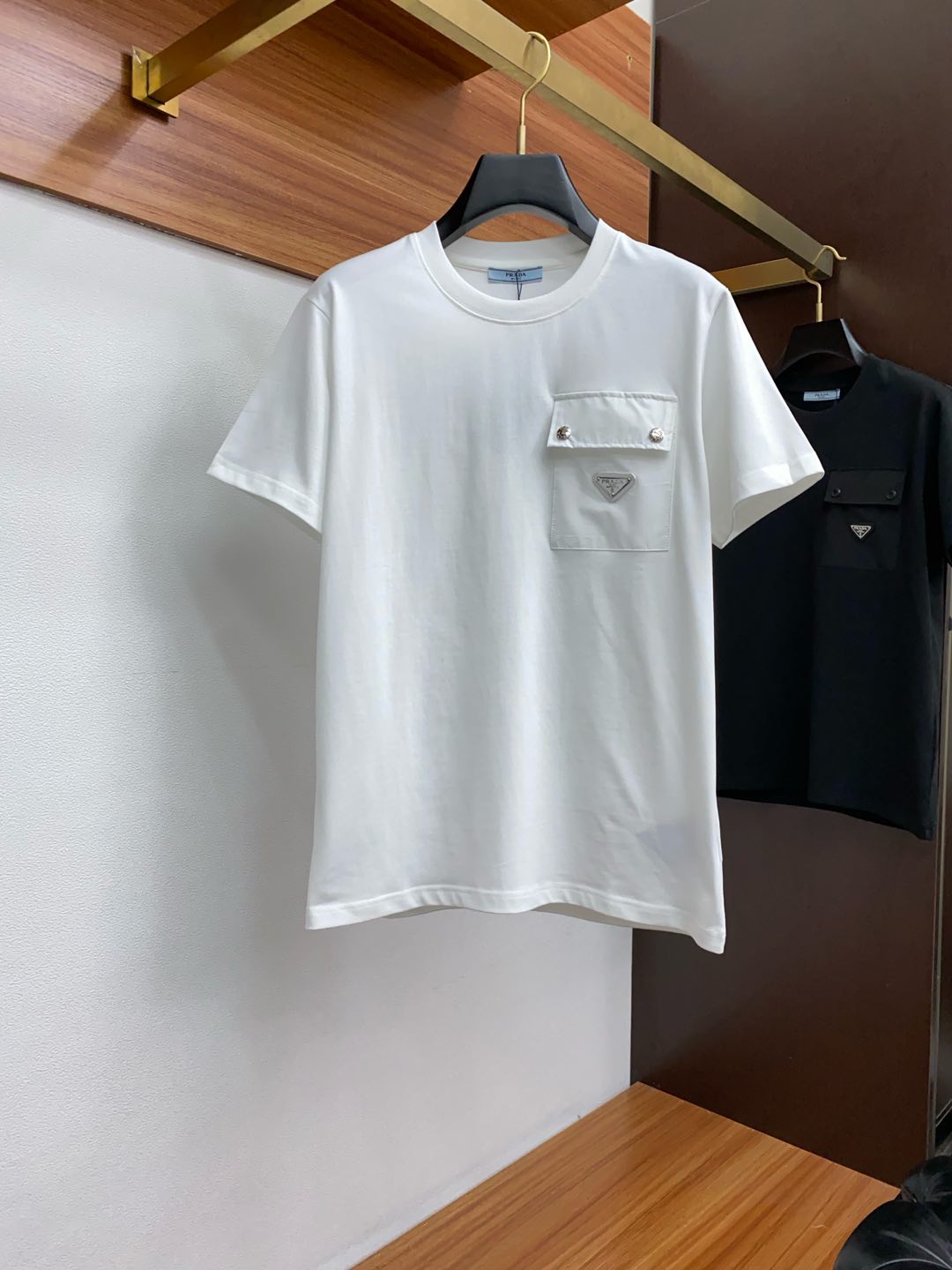 NO:116313,Prada's new spring and summer new style first-time counter latest short-sleeved round-neck T-shirt, high-end customization, avant-garde and fashionable design!  Brand logo heavy craft design, high-end customized mercerized cotton fabric, soft feel, comfortable to wear, exquisite counter-level car line, fine workmanship, invincible and handsome upper body effect!  A must-have item for handsome men!  Code number M-3xL, prada, T-shirt,tees, t-shirt,alexander wang19860909普拉达 2025春夏新款首发专柜最新款短袖圆领T恤 高端订制 设计前卫时尚！品牌logo重工艺设计 高端定制丝光棉面料.手感柔软.穿着舒适.专柜级别精致车线.做工精细.上身效果无敌帅气！型男必备单品！码数M-3xL,,prada,T-shirt,tees，t-shirt,alexander wang,Men's clothing