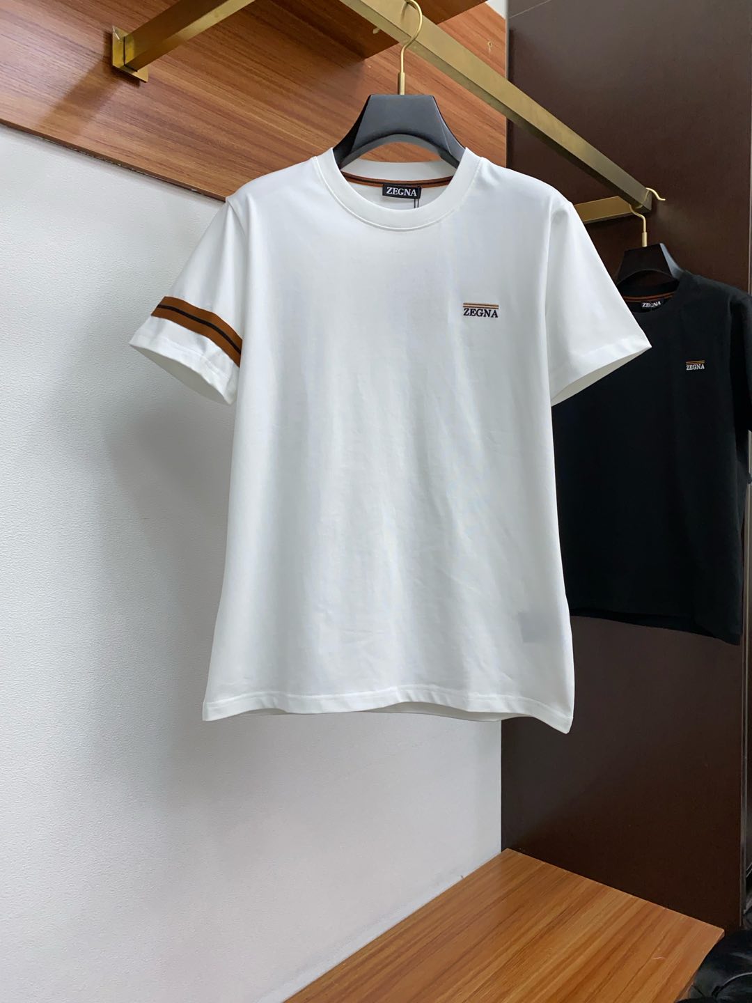 NO:116298,Zenia ss new craft logo pure cotton wide version round neck men's short-sleeved T-shirt, the new season and new launch series cleverly integrates the logo into the design, shaping a series of sports style items full of retro style. On this versatile T-shirt, a pattern with a hint of nostalgia is presented in the body in a low-key manner, and the cuffs are piping. The original version is preferred to develop double-strand cotton plain fabric, with wide upper body and comfortable, and the outside and the inside are casually matched s-2xL, zegna, T-shirt,tees, t-shirt,alexander wang19860909杰尼亚 ss新工艺logo纯棉质阔版圆领男士短袖T恤,新季新推系列将标识巧妙融入设计,塑就一系列充满复古风情的运动风单品.在这款百搭T恤上,带着一丝怀旧意蕴的图案低调呈现于衣身,袖口滚边相得益彰.优选特定原版开发双股精棉平纹面料,上身挺阔舒适度佳,外穿内搭随意搭配 s-2xL,,zegna,T-shirt,tees，t-shirt,alexander wang,Men's clothing