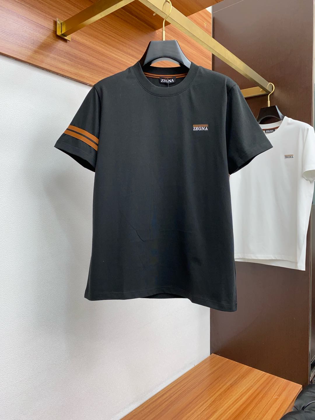 NO:138079,Zenia ss new craft logo pure cotton wide version round neck men's short-sleeved T-shirt, the new season and new launch series cleverly integrates the logo into the design, shaping a series of sports style items full of retro style. On this versatile T-shirt, a pattern with a hint of nostalgia is presented in the body in a low-key manner, and the cuffs are piping. The specific original version is preferred to develop double-strand cotton plain fabric, with wide upper body and comfortable, and the outside and the inside are matched casually. M-3xl, zegna, T-shirt,tees, t-shirt,alexander wang19860909杰尼亚 ss新工艺logo纯棉质阔版圆领男士短袖T恤,新季新推系列将标识巧妙融入设计,塑就一系列充满复古风情的运动风单品.在这款百搭T恤上,带着一丝怀旧意蕴的图案低调呈现于衣身,袖口滚边相得益彰.优选特定原版开发双股精棉平纹面料,上身挺阔舒适度佳,外穿内搭随意搭配 M-3xl,,zegna,T-shirt,tees，t-shirt,alexander wang,Men's clothing