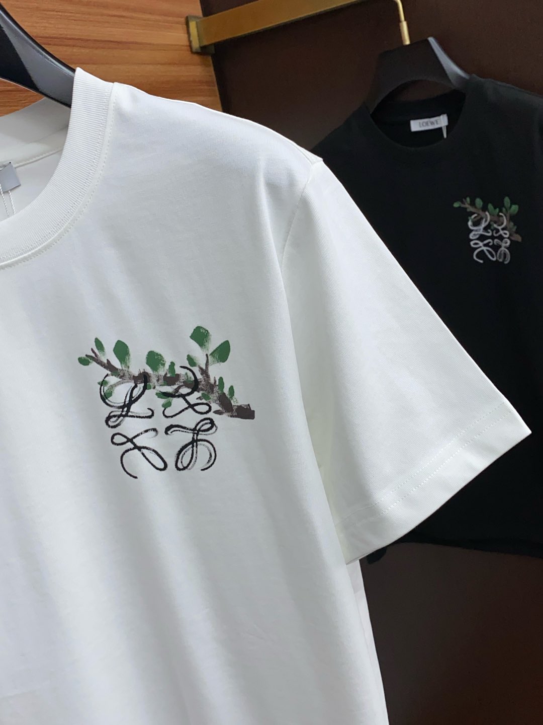  罗意威
ss新工艺logo纯棉质阔版圆领男士短袖T恤，新季新推系列将标识巧妙融入设计，塑就一系列充满复