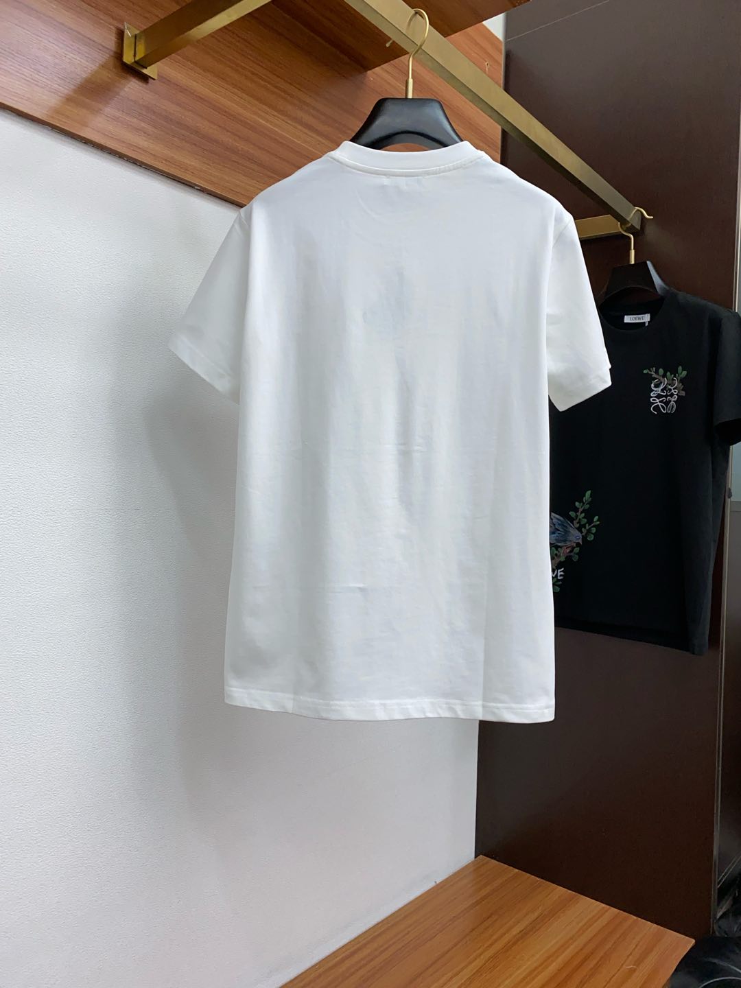  罗意威
ss新工艺logo纯棉质阔版圆领男士短袖T恤，新季新推系列将标识巧妙融入设计，塑就一系列充满复