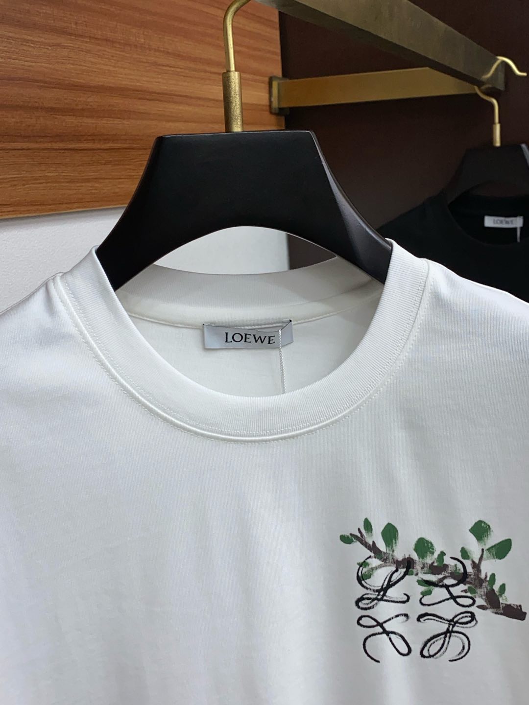  罗意威
ss新工艺logo纯棉质阔版圆领男士短袖T恤，新季新推系列将标识巧妙融入设计，塑就一系列充满复