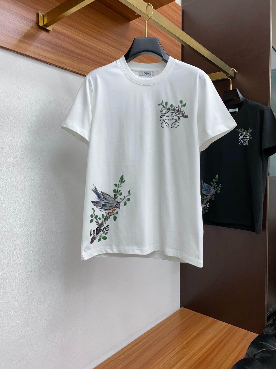  罗意威
ss新工艺logo纯棉质阔版圆领男士短袖T恤，新季新推系列将标识巧妙融入设计，塑就一系列充满复