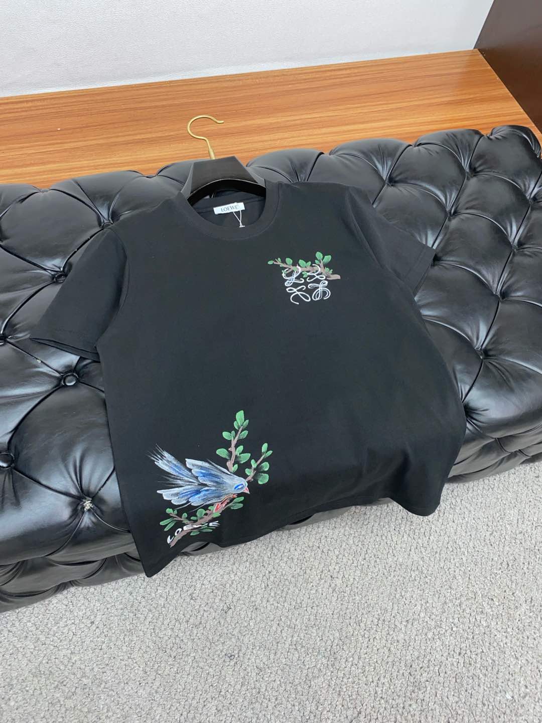  罗意威
ss新工艺logo纯棉质阔版圆领男士短袖T恤，新季新推系列将标识巧妙融入设计，塑就一系列充满复