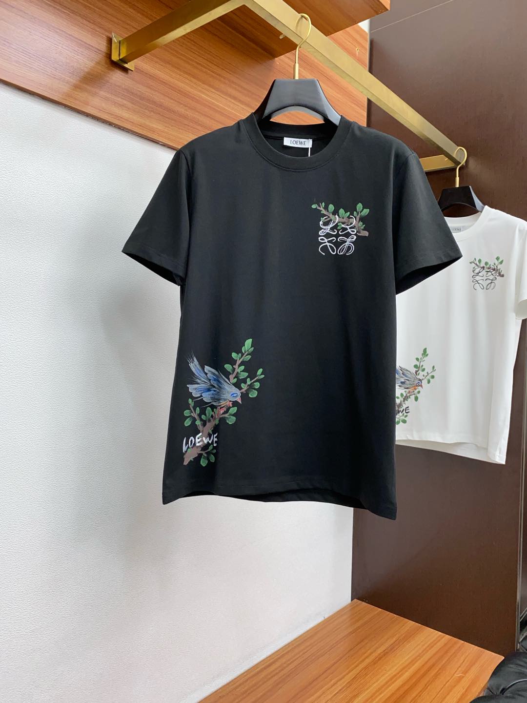  罗意威
ss新工艺logo纯棉质阔版圆领男士短袖T恤，新季新推系列将标识巧妙融入设计，塑就一系列充满复