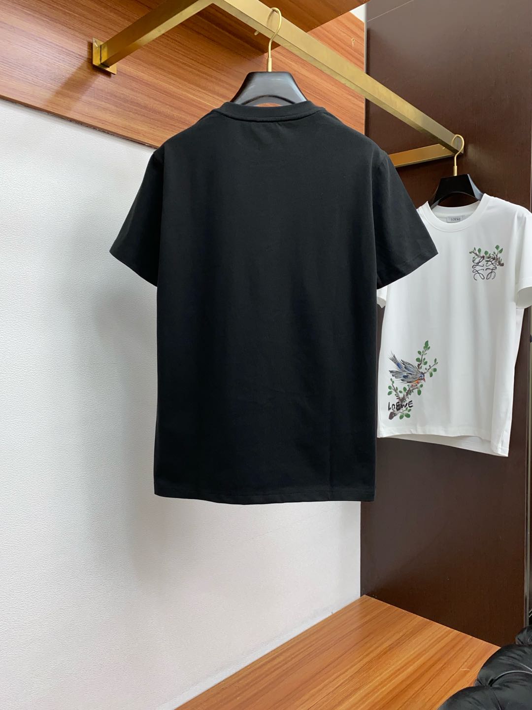  罗意威
ss新工艺logo纯棉质阔版圆领男士短袖T恤，新季新推系列将标识巧妙融入设计，塑就一系列充满复