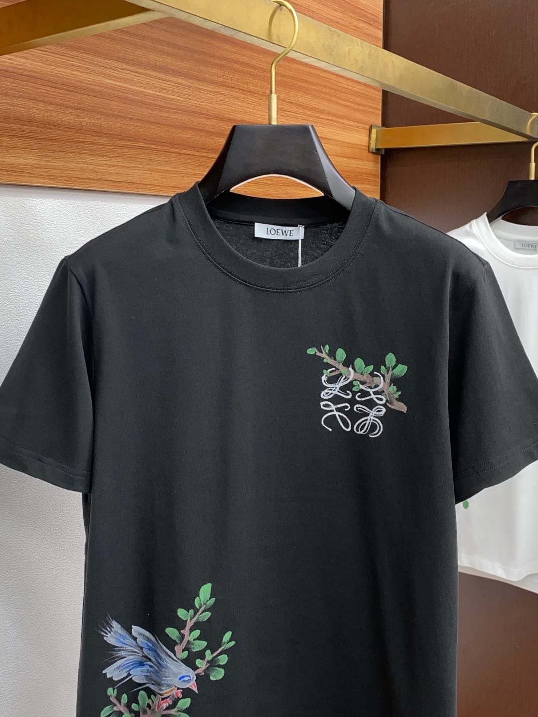  罗意威
ss新工艺logo纯棉质阔版圆领男士短袖T恤，新季新推系列将标识巧妙融入设计，塑就一系列充满复